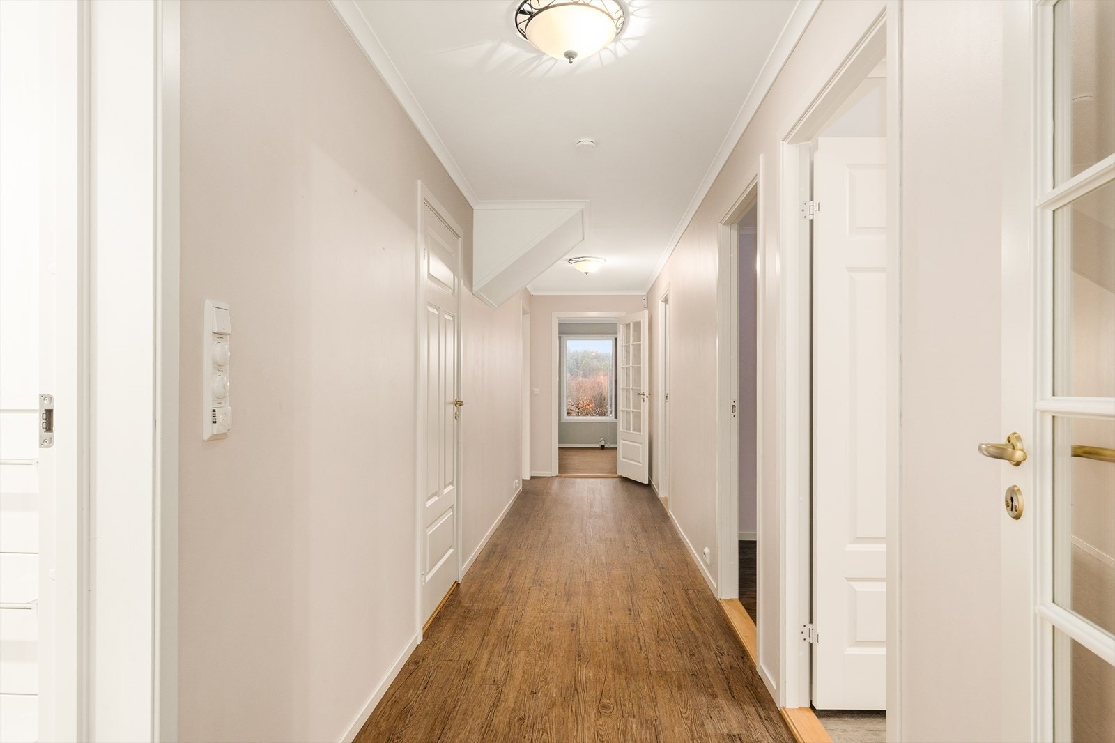 Gang med adkomst til 3 soverom, stue, bad og grovkjøkken Galleribilde