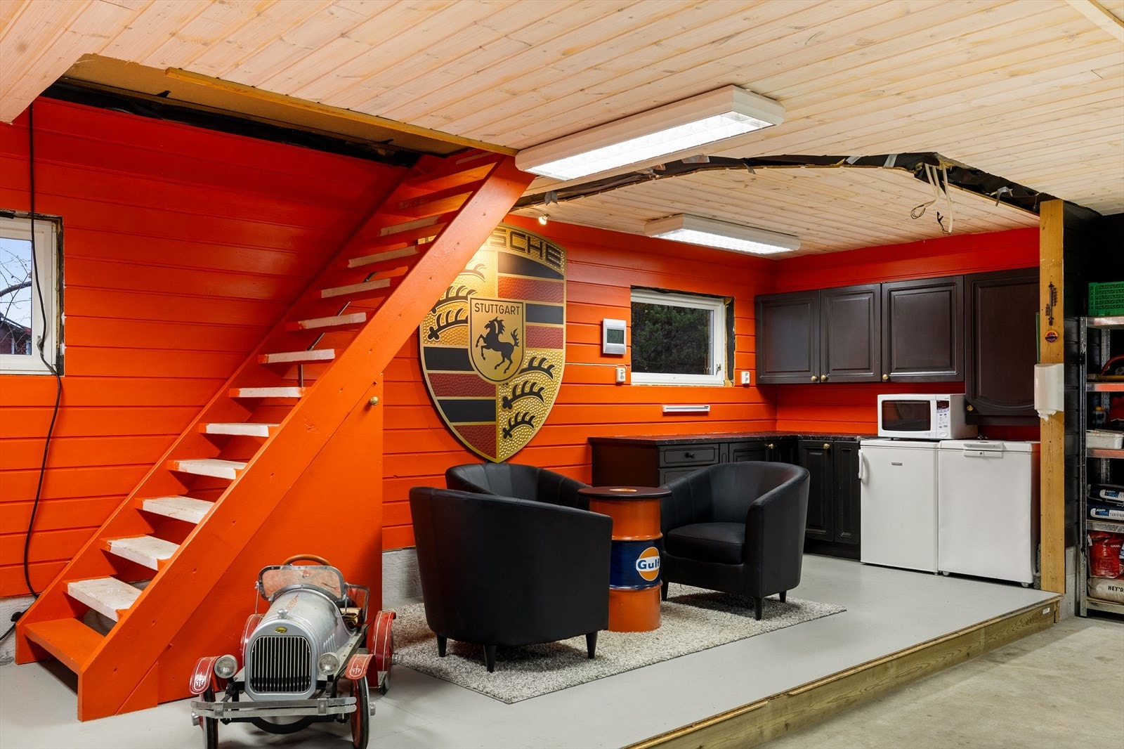 Trapp innerst til ca 38 m2 gulvet loft med bra høyde Galleribilde