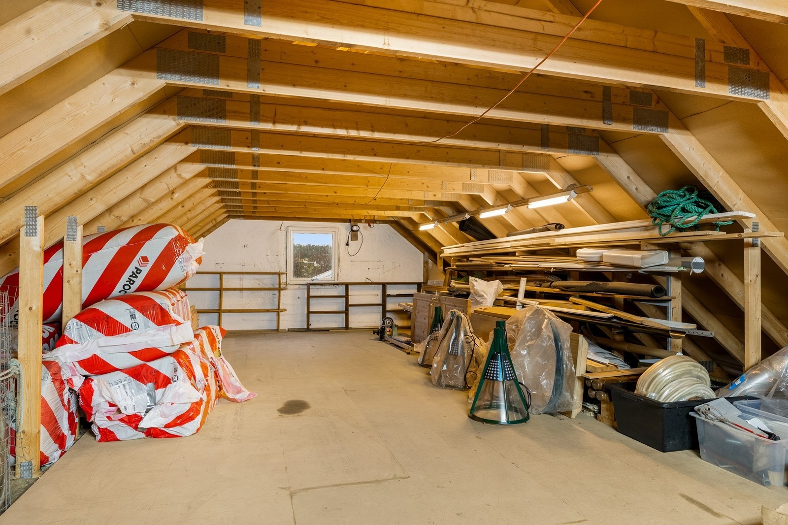 Gulvet loft. Isolasjon og panel for ferdigstillelse/delvis ferdigstillelse av loftsrom på garasje medfølger om kjøper ønsker. Det andre som er avbildet etter avtale. Galleribilde