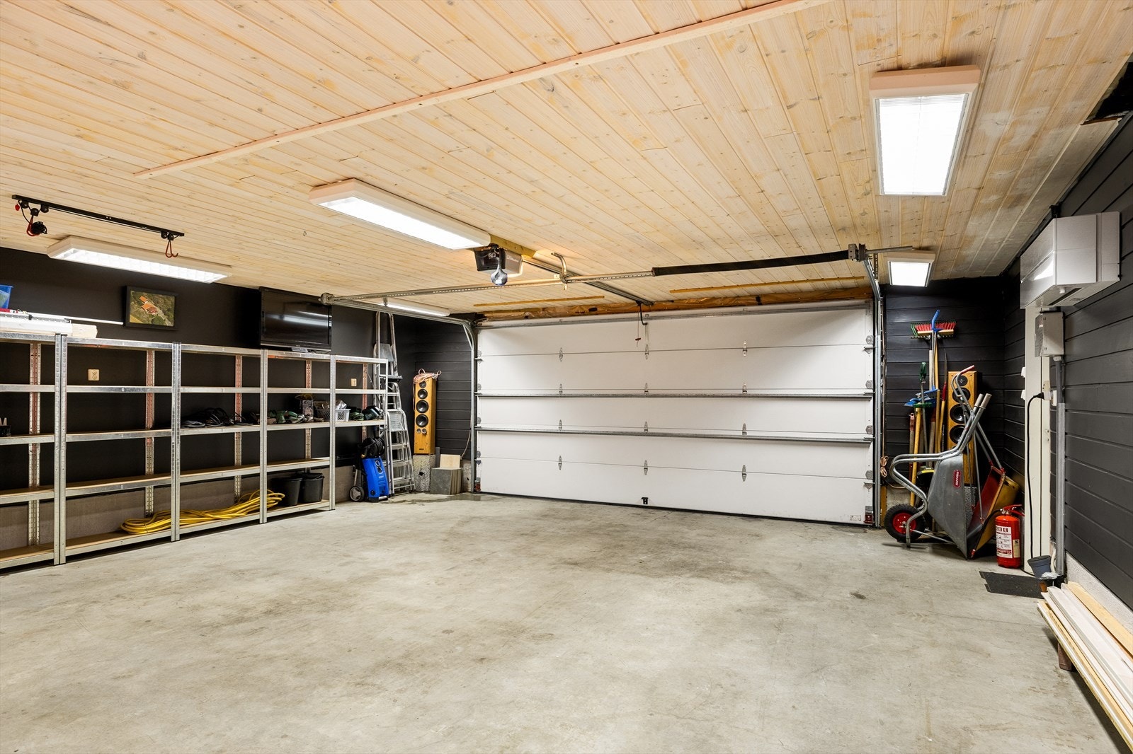 Isolert vegger og tak, varmepumpe fra 2023. Service utført på garasjeporten i 2025 Galleribilde