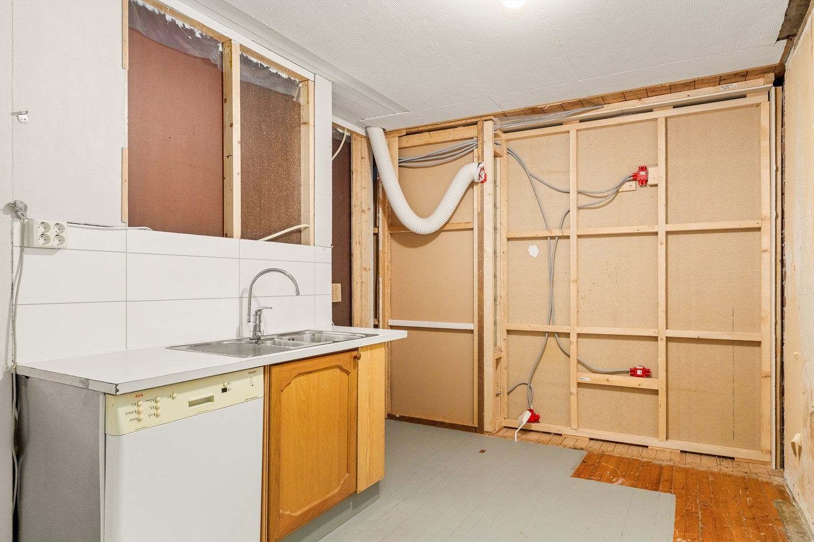 Grovkjøkken som ligger ved siden av badet og tenkt som stort bad/vaskerom som ikke er påbegynt Galleribilde