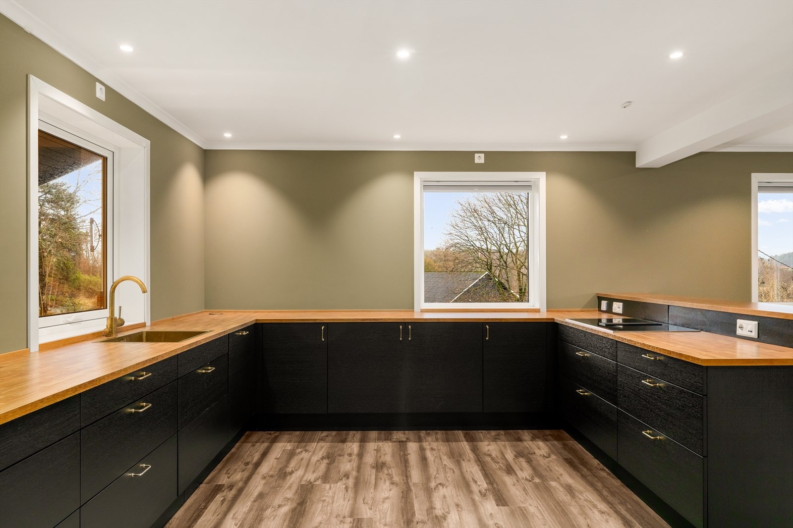 Godt med både skap og benkplass Galleribilde