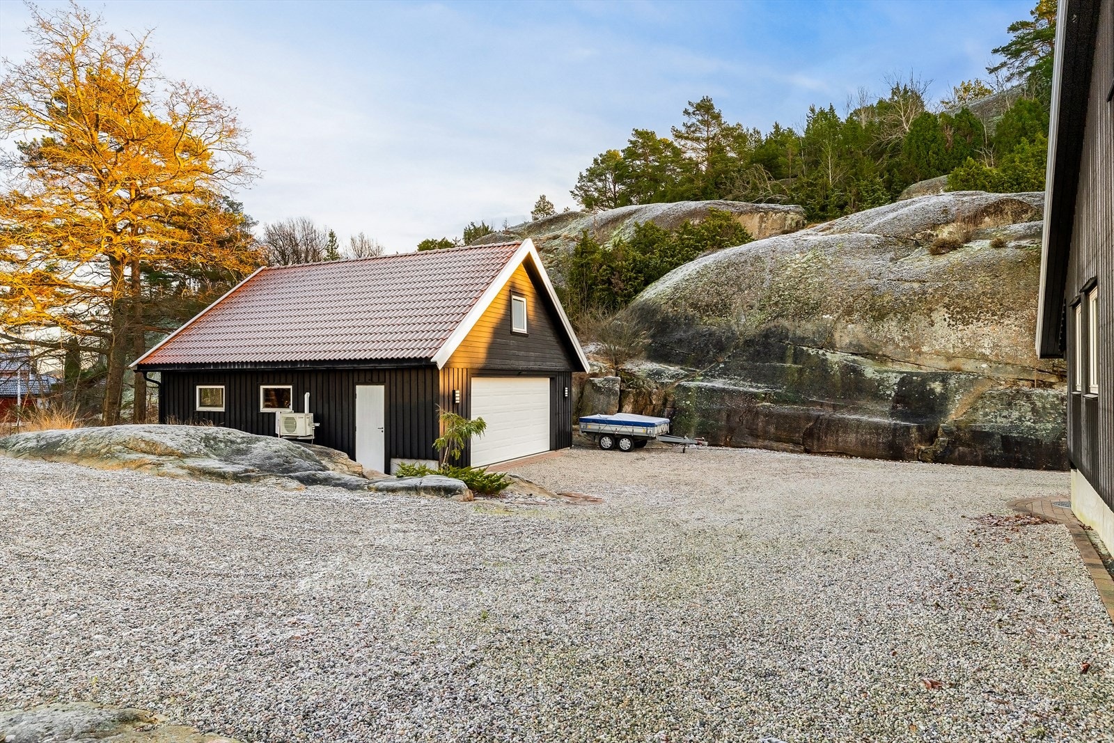 Isolert dbl. garasje (2006) med varmepumpe Galleribilde