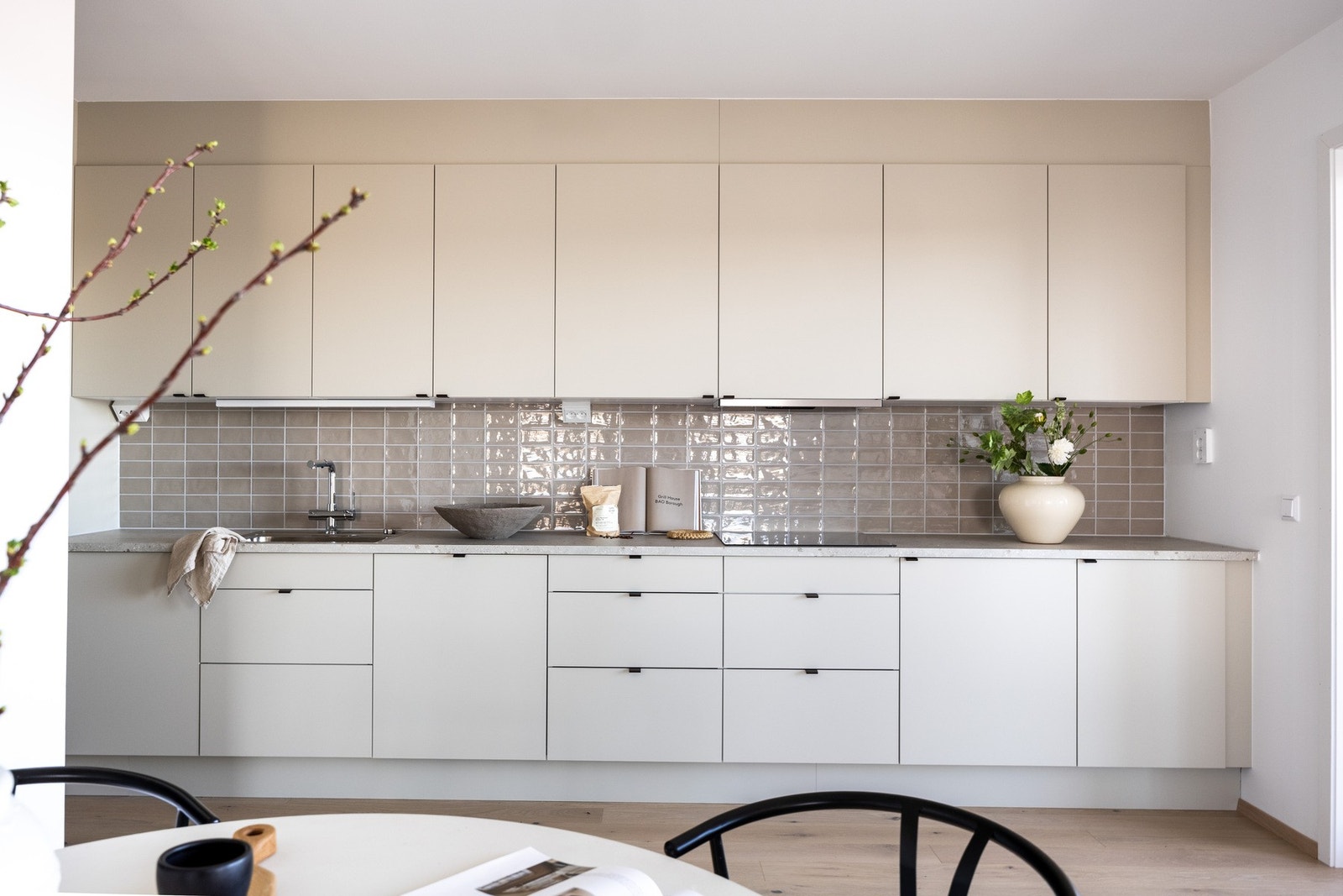 Stort og sosialt kjøkken med praktiske løsninger samt godt med både skap- og benkeplass. Galleribilde