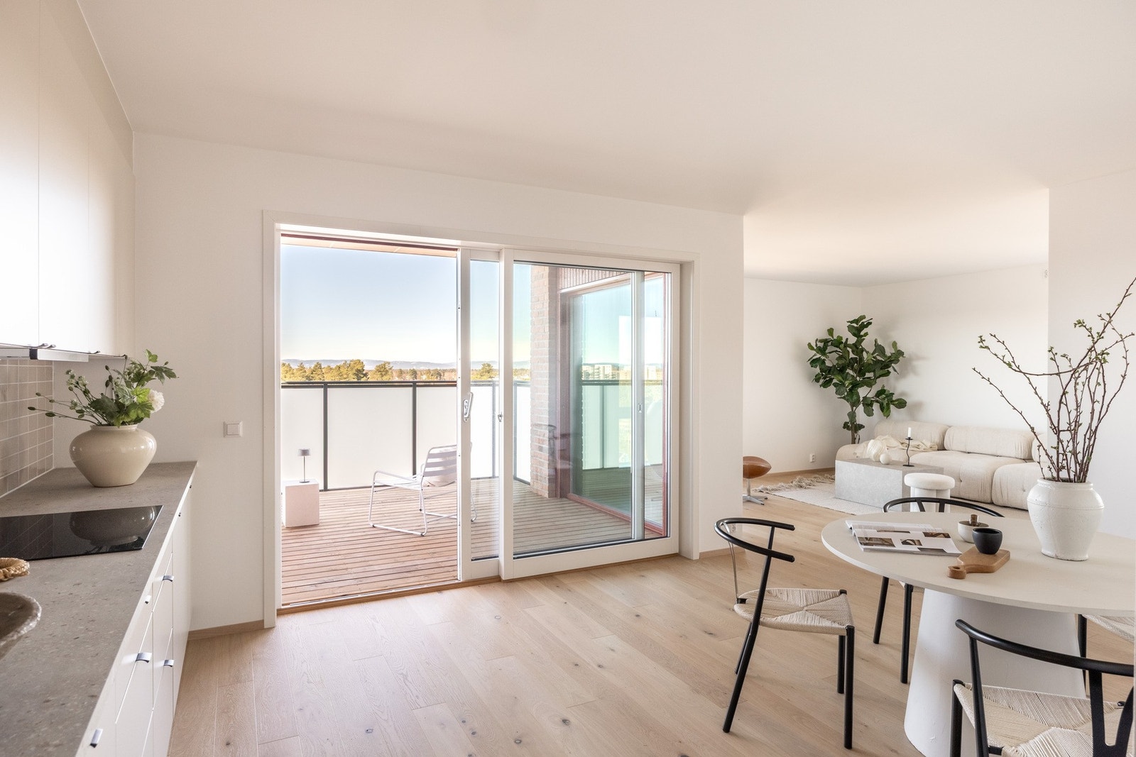 Høytliggende leilighet. Store vindusflater som slipper inn mye naturlig lys. Galleribilde