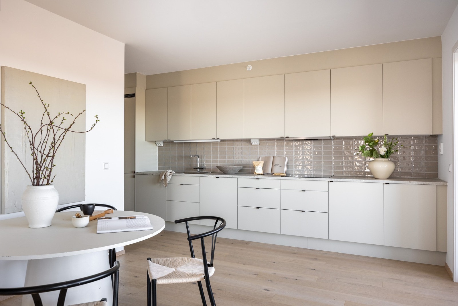 Stilrent Sigdal kjøkken med lyse fronter. Lekre detaljer. Galleribilde