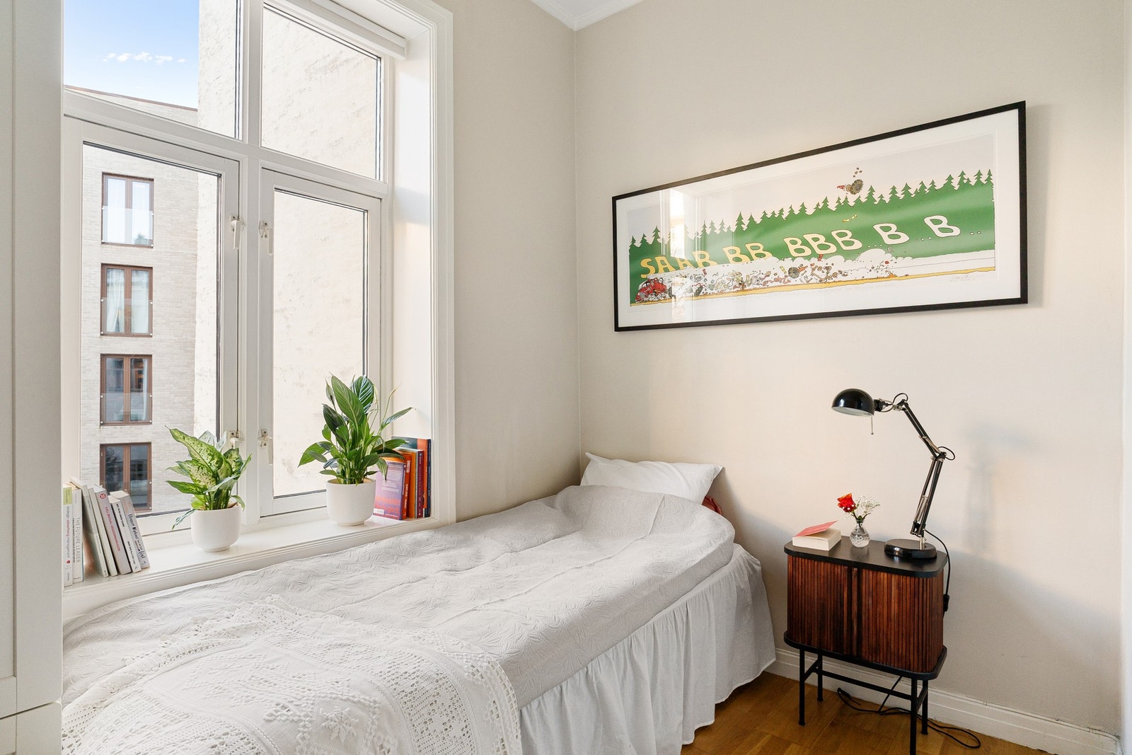 Innbydende soverom med plass til dobbeltseng, nattbord og garderobe. Galleribilde