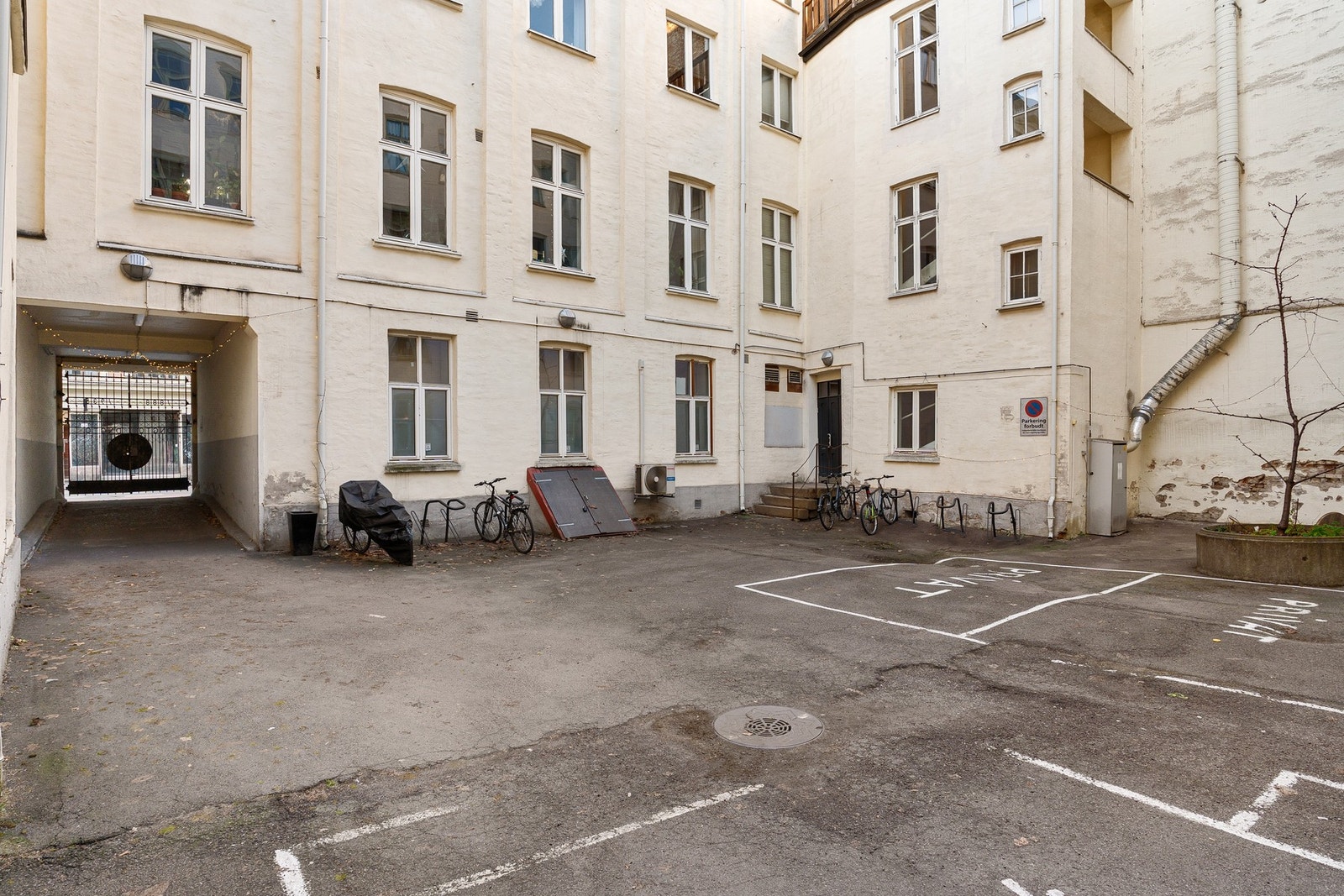Leiligheten er tilbaktrukket i indre gård. Borettslaget disponerer tre parkeringsplasser til utleie. Galleribilde