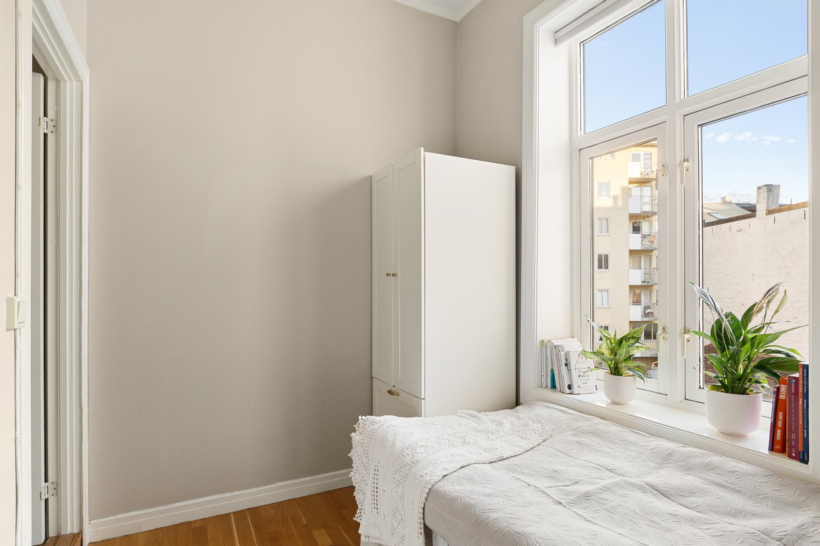 Rommet - i likhet med leiligheten - vender mot rolige omgivelser. Galleribilde