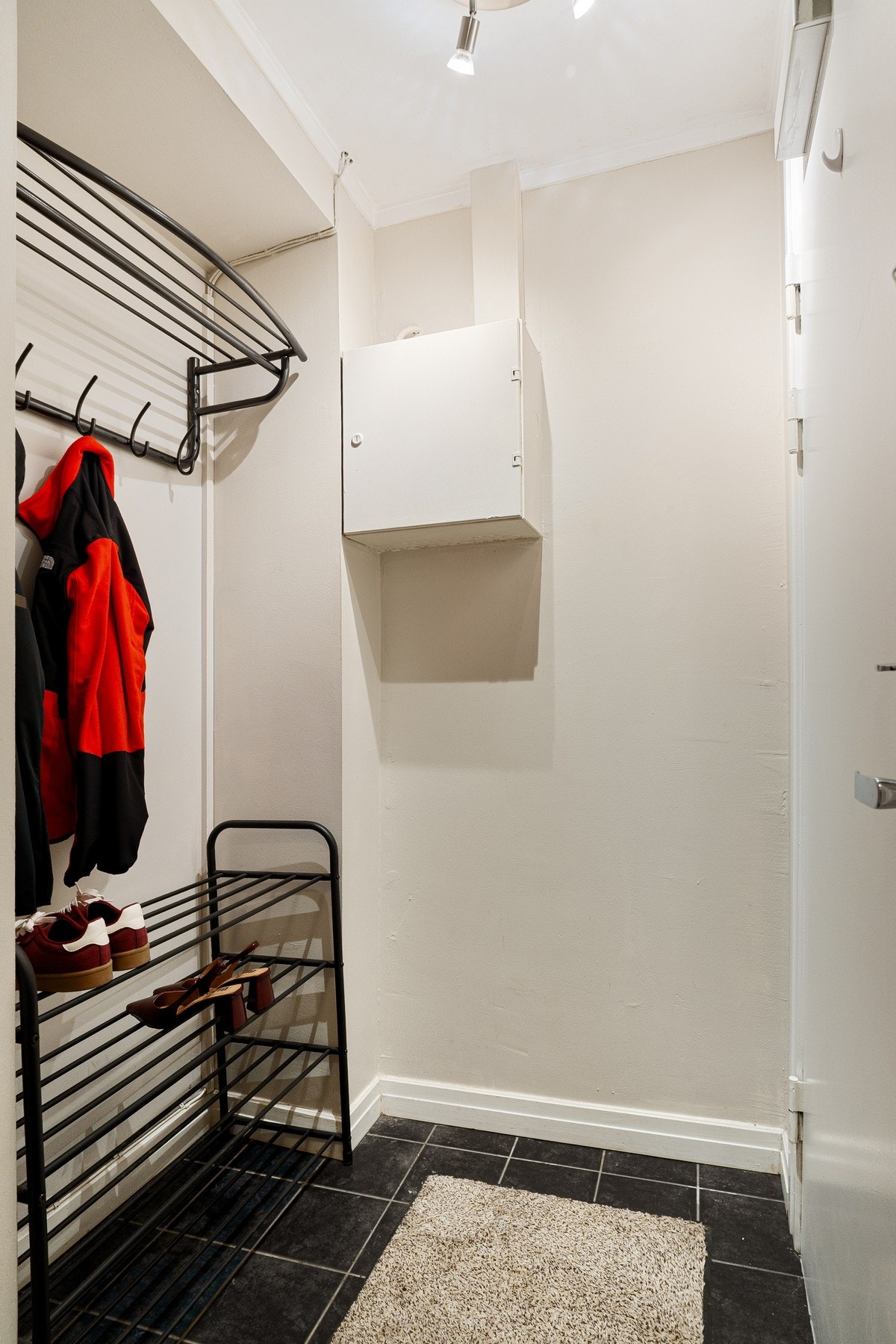 Innbydende entré med oppbevaringsplass i nisje. Boligen disponerer også en bod med et gulvareal på 4,4 m². Galleribilde