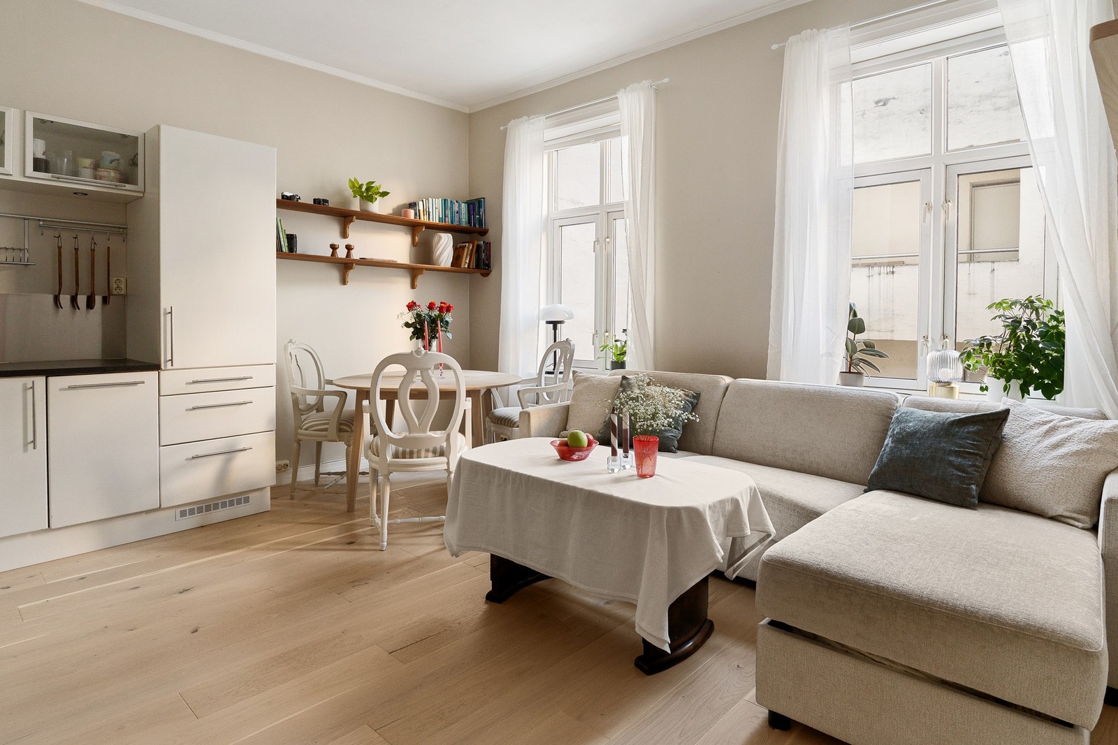 Leiligheten oppleves særdeles lys. Store klassiske vinduer, dype vinduskarmer og en gjennomgående løsning. Galleribilde