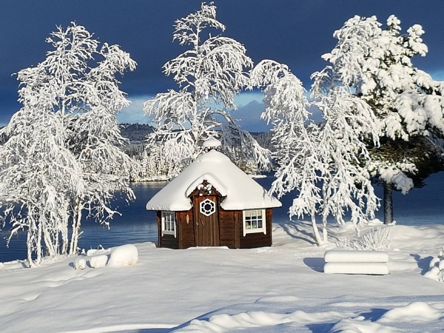 Vinterstid blir det kjørt opp skiløyper det er er flotte forhold for isfiske. Galleribilde