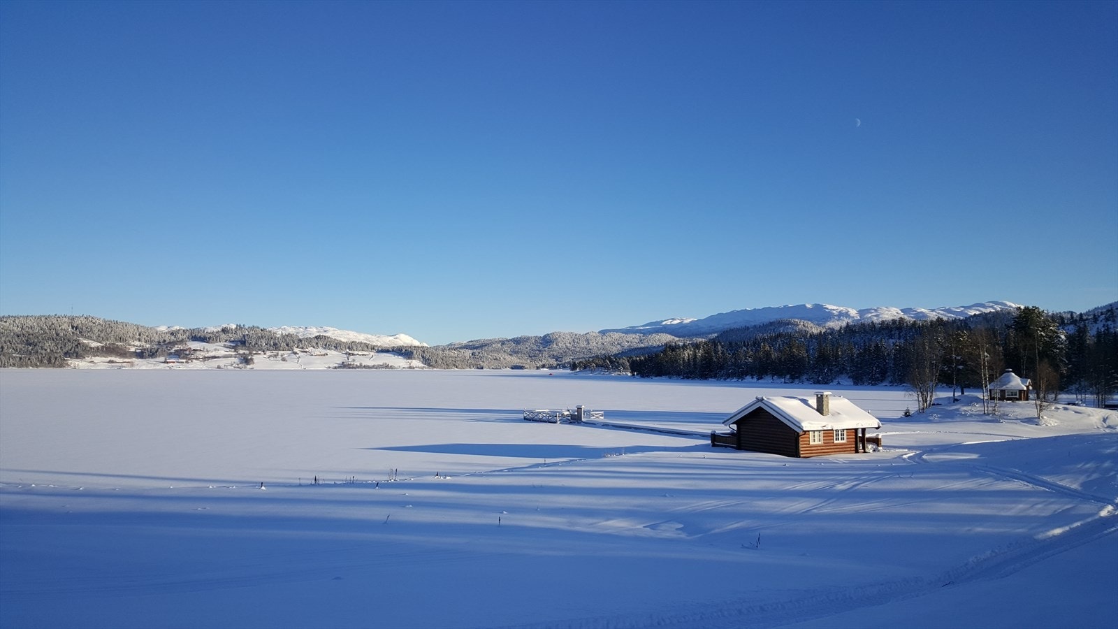 Blir du kald kan du fyre opp i stoga ved isen. Galleribilde