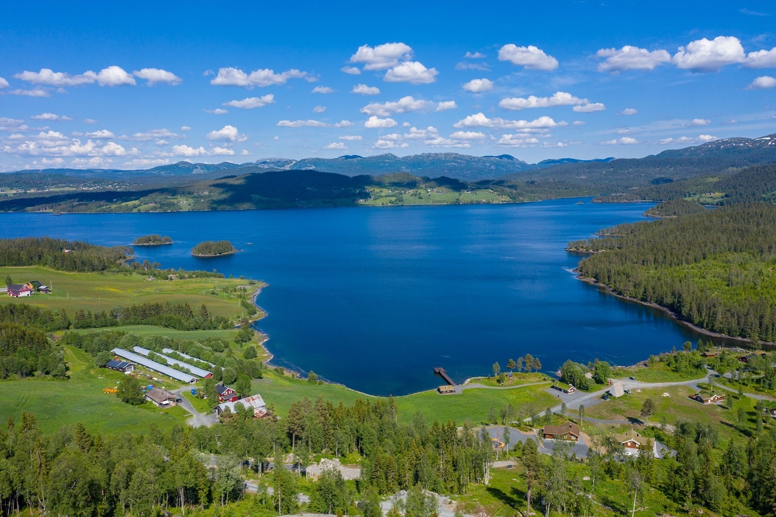 Tomtene er alle av god størrelse og ligger skjermet til for vær og vind. Tomtene ligger på 690 moh til 780 mho og alle har den fantastiske utsikten over Totak. Galleribilde