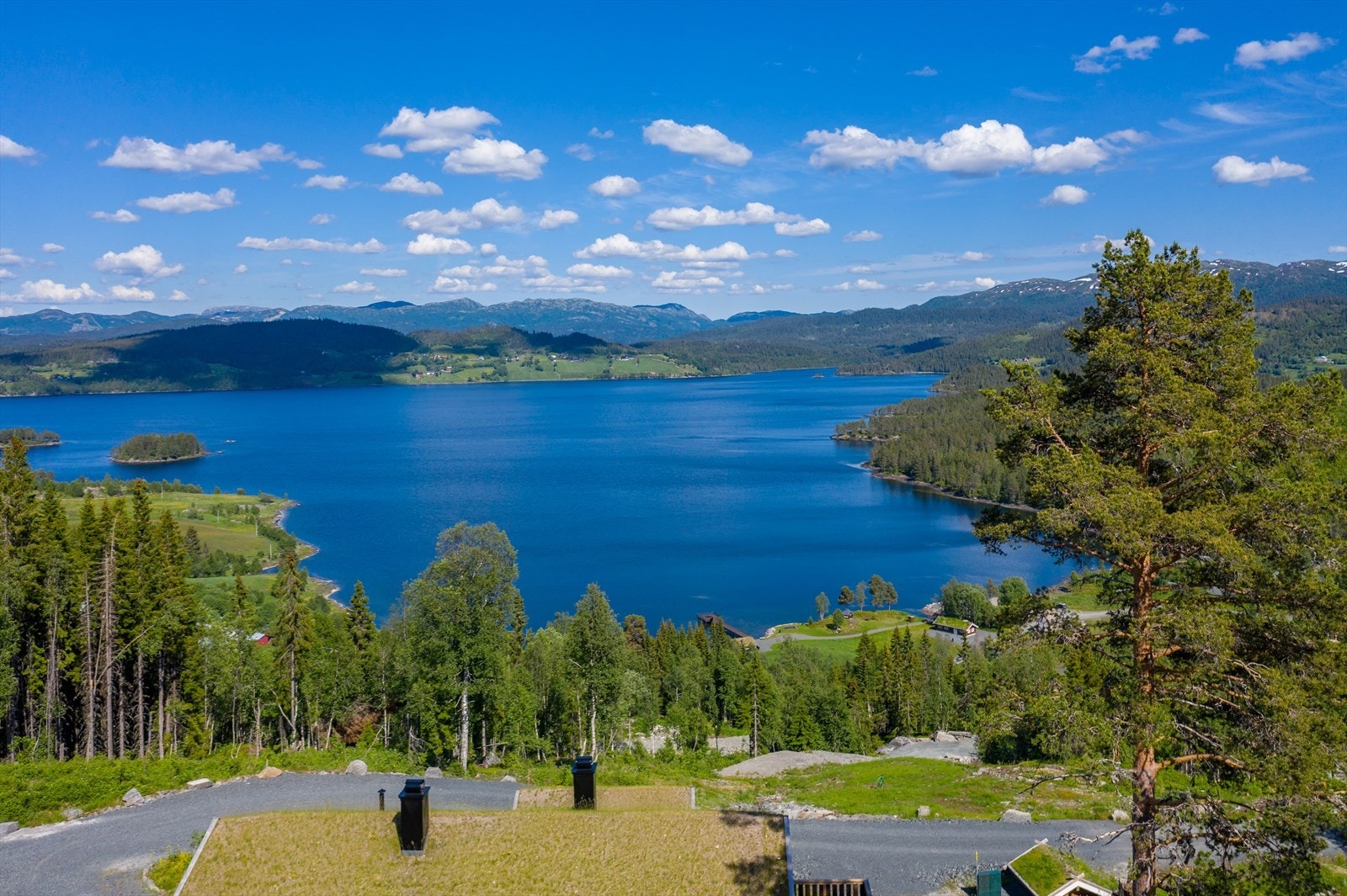 Solforholdene er meget gode på Kostveit. Her har du sol fra morgen til kveld. Sommerstid har du sola i hele 15 timer, og når solen står på det laveste har du solen i 2 timer. I vinterferien vil du ha sol fra 08.00-16.00 Vi anbefaler solappen Lumos for å Galleribilde