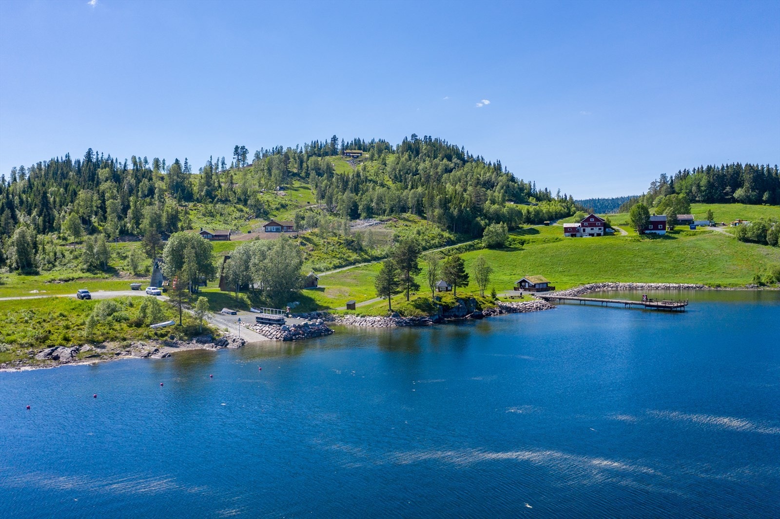 Området er idyllisk sommer som vinter. Her har du flotte turområder, skiløyper, båtslipp, bær og rikt dyreliv rett utenfor hyttedøren. Galleribilde