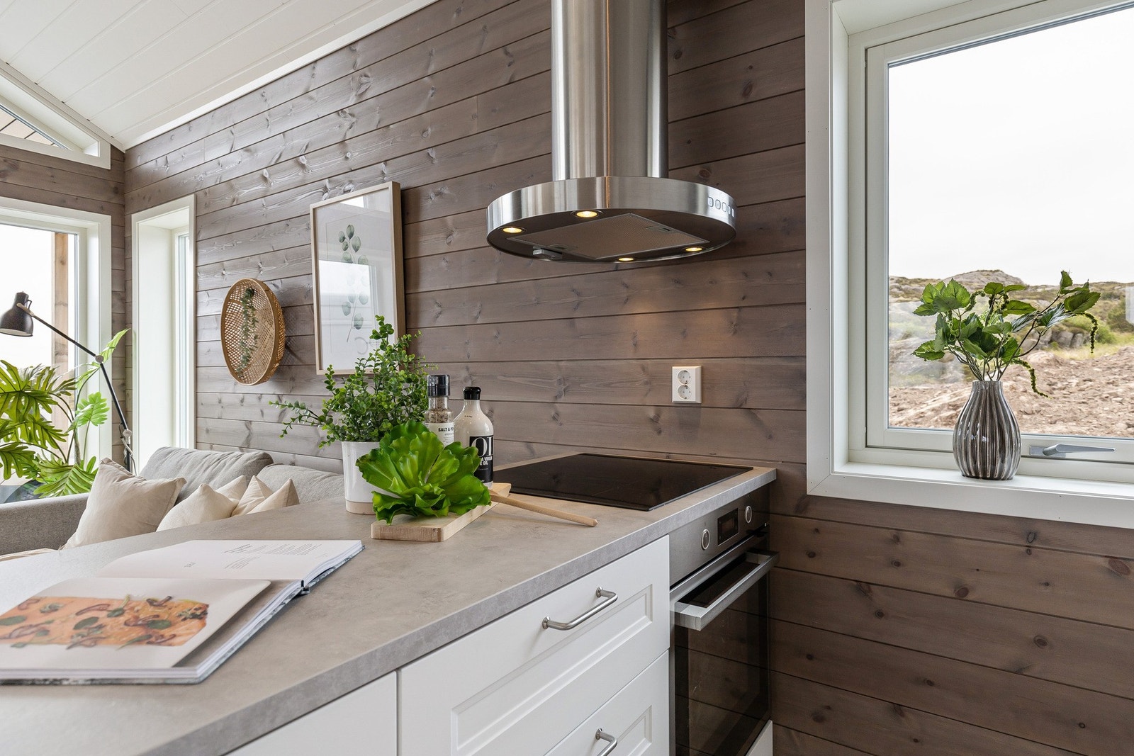 På kjøkkenet er det integrert kjøl/fryseskap, oppvaskmaskin, stekeovn og platetopp. Galleribilde