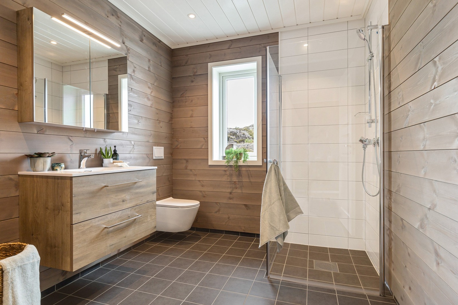 Det er opplegg for vaskemaskin på badet. Galleribilde