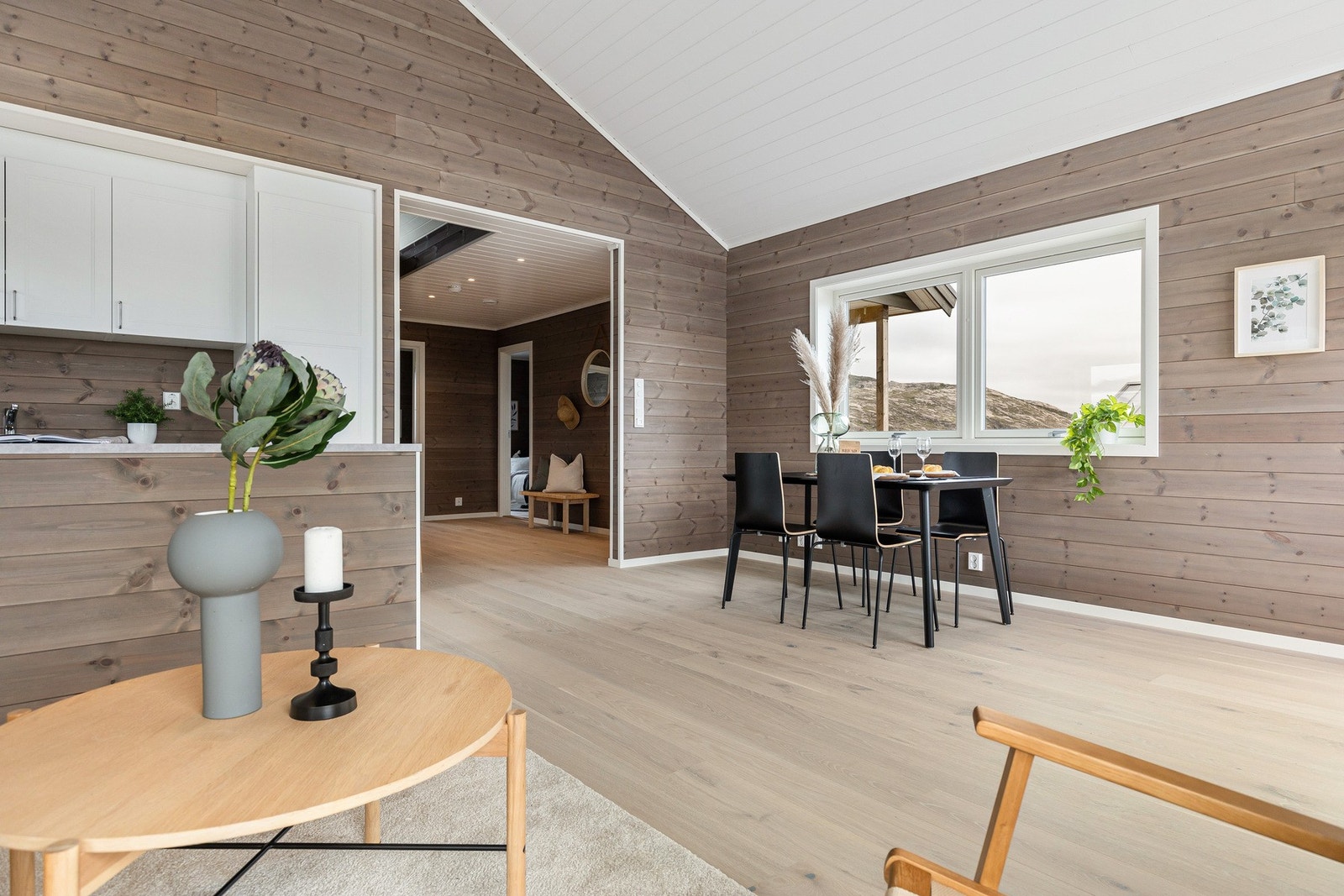 Stuen/kjøkkenet måler 31,3 m² og har god plass til sofagruppe og spisebord. Galleribilde