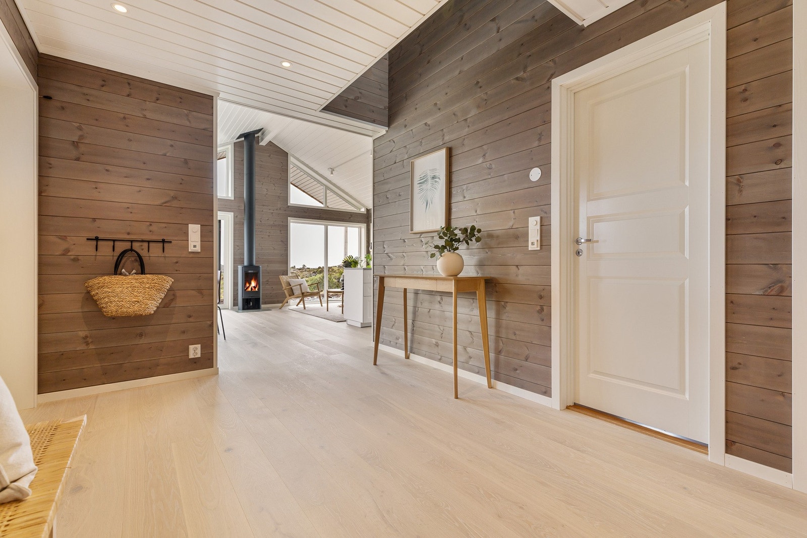 I stuen har man herlig vedovn som skaper hygge og gir god varme på kalde vinterdager. Galleribilde