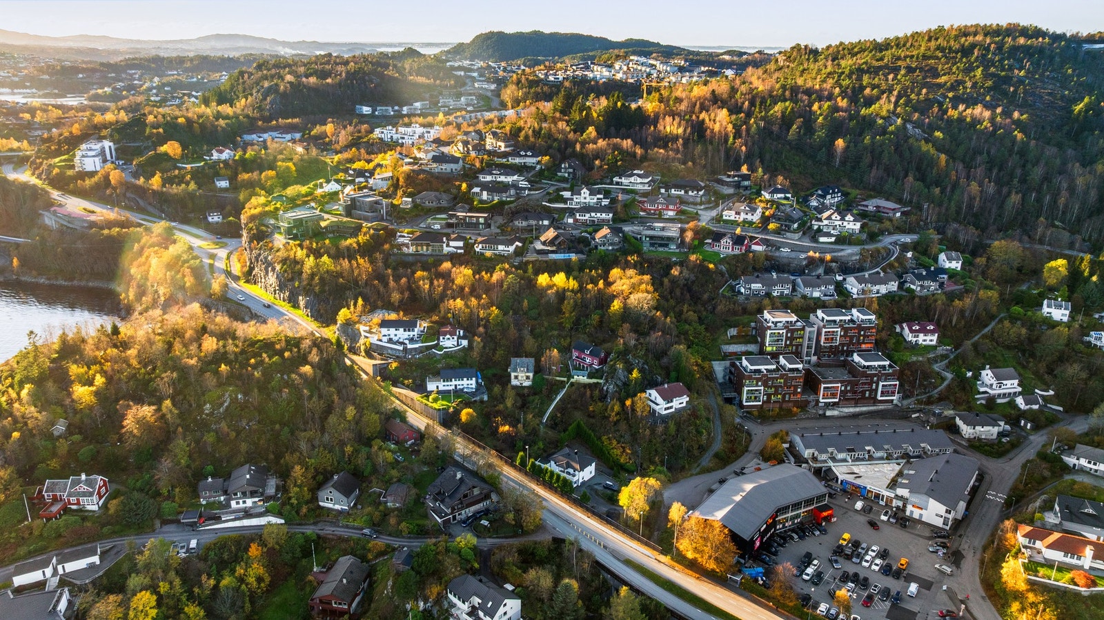 Tomtene ligger rett ved Klampavikvegen. Galleribilde