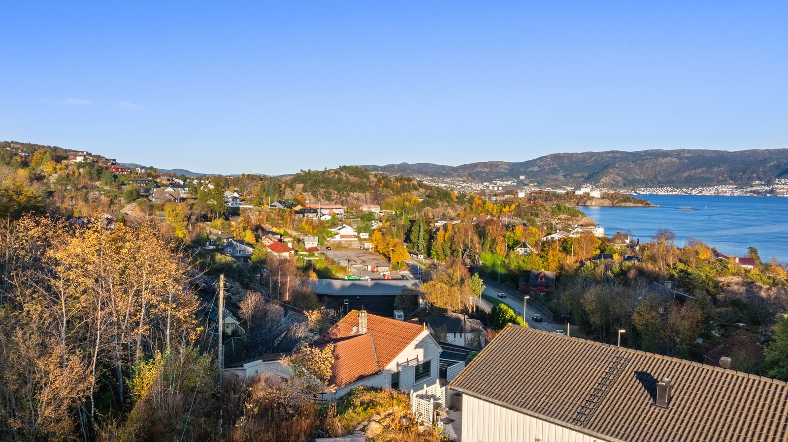 Fra tomtene er det kort vei til Rema 1000 og Extra Holmedalen. Galleribilde