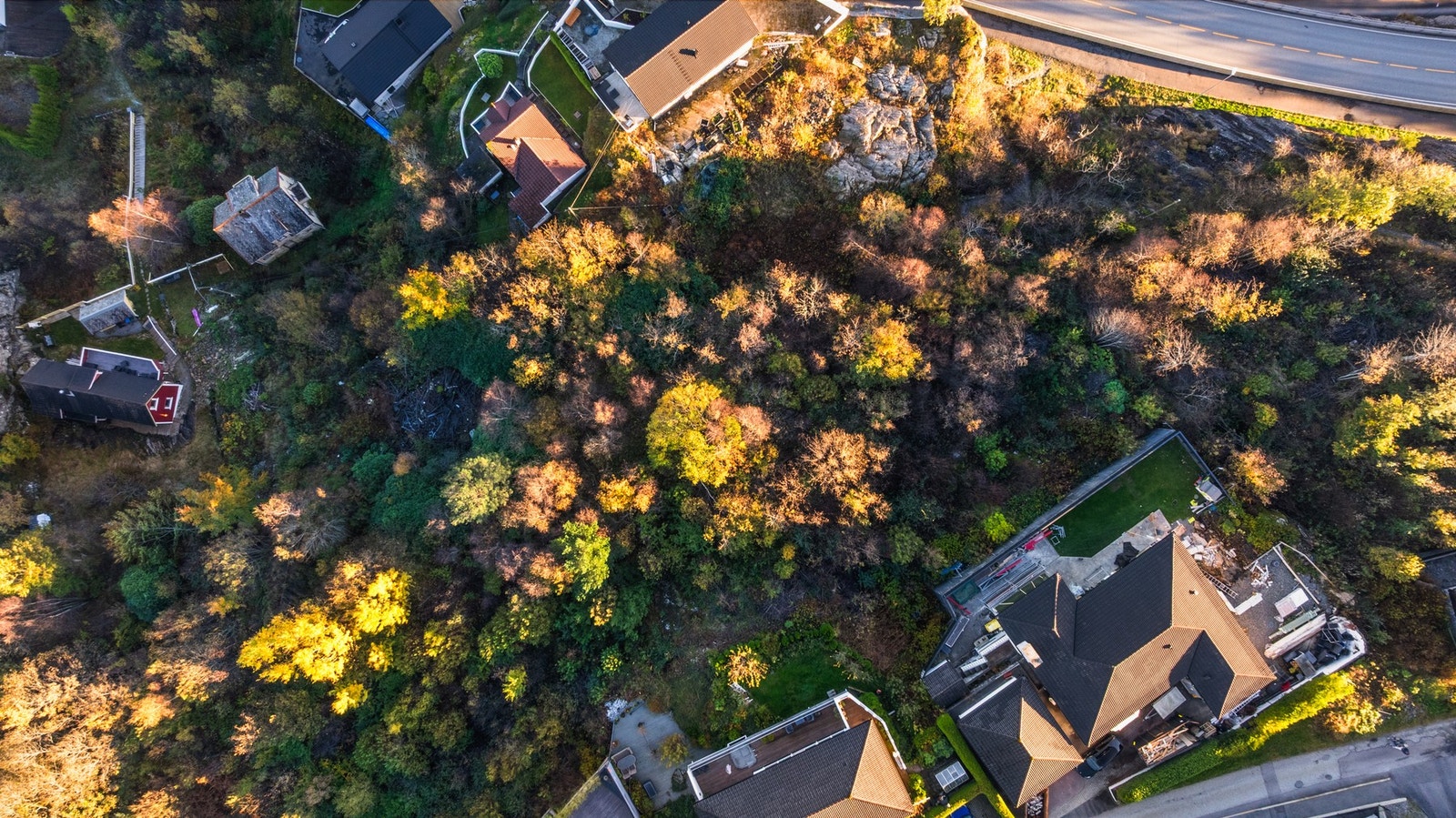 Det ligger vannledning langs Klampavikvegen, spillvannsledning på oppsiden av Klampavikvegen og overvannsledning på oppsiden av tomtene. Se ledningskart. Galleribilde