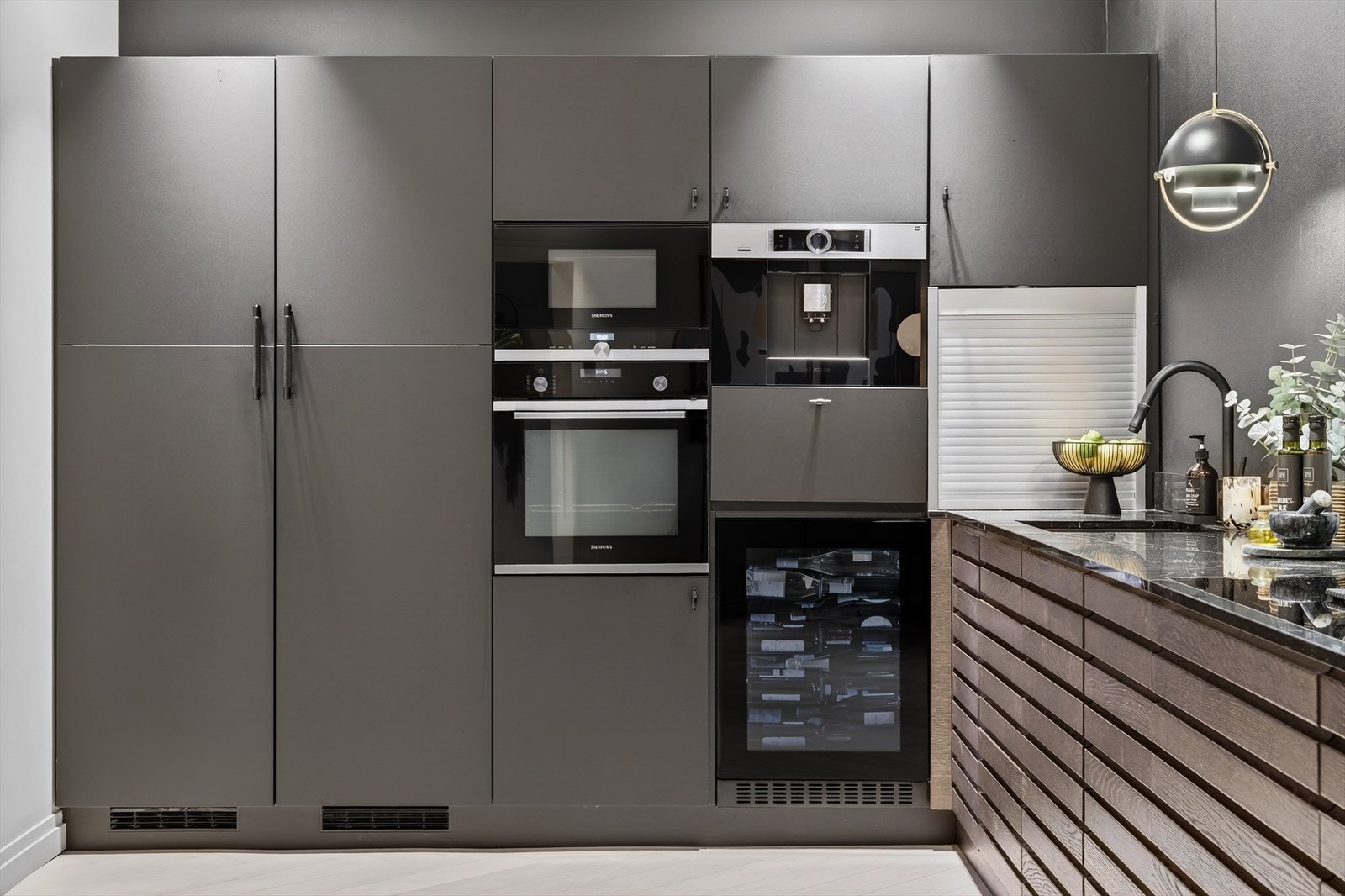 Sjalusiskap for ekstra lagringsplass og en smart utnyttelse av arealet Galleribilde