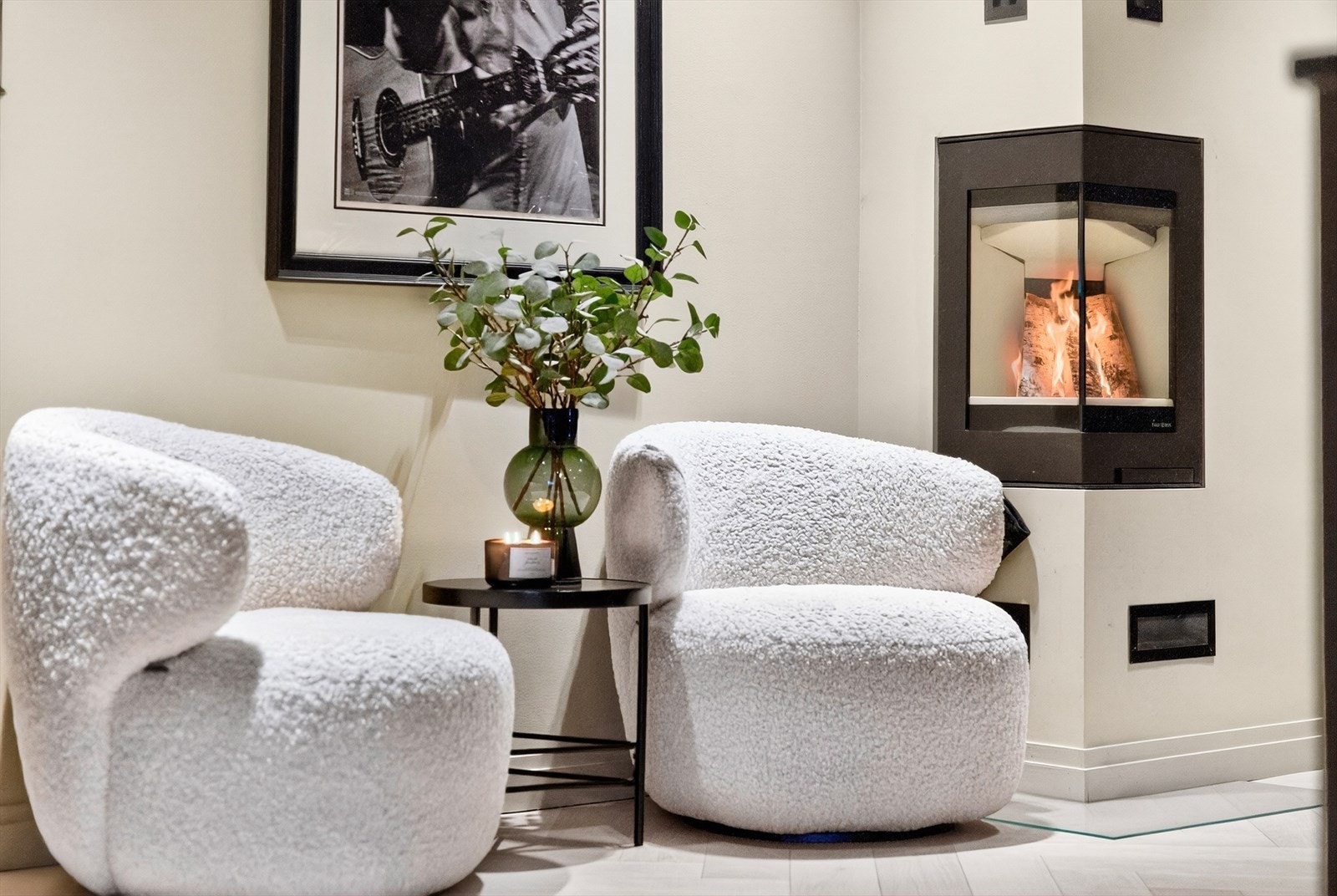 Koselig sittegruppe foran peisen Galleribilde