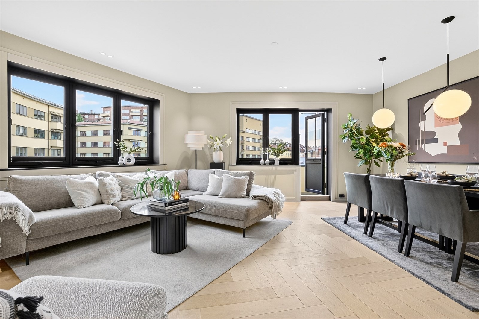 Stuen er lys og romslig med mye naturlig belysning. Montert skreddersydde pliségardiner i alle rom Galleribilde