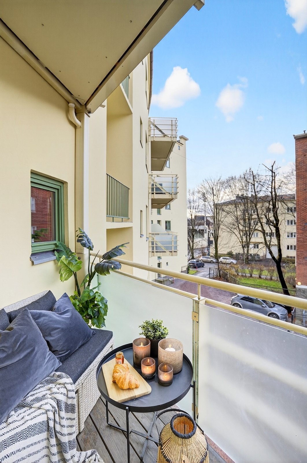 Balkongen er nordvestvendt og måler 5 kvm. Balkongen vender ut mot hyggelig bakgård hvor du finner hage samt sykkelstativer Galleribilde