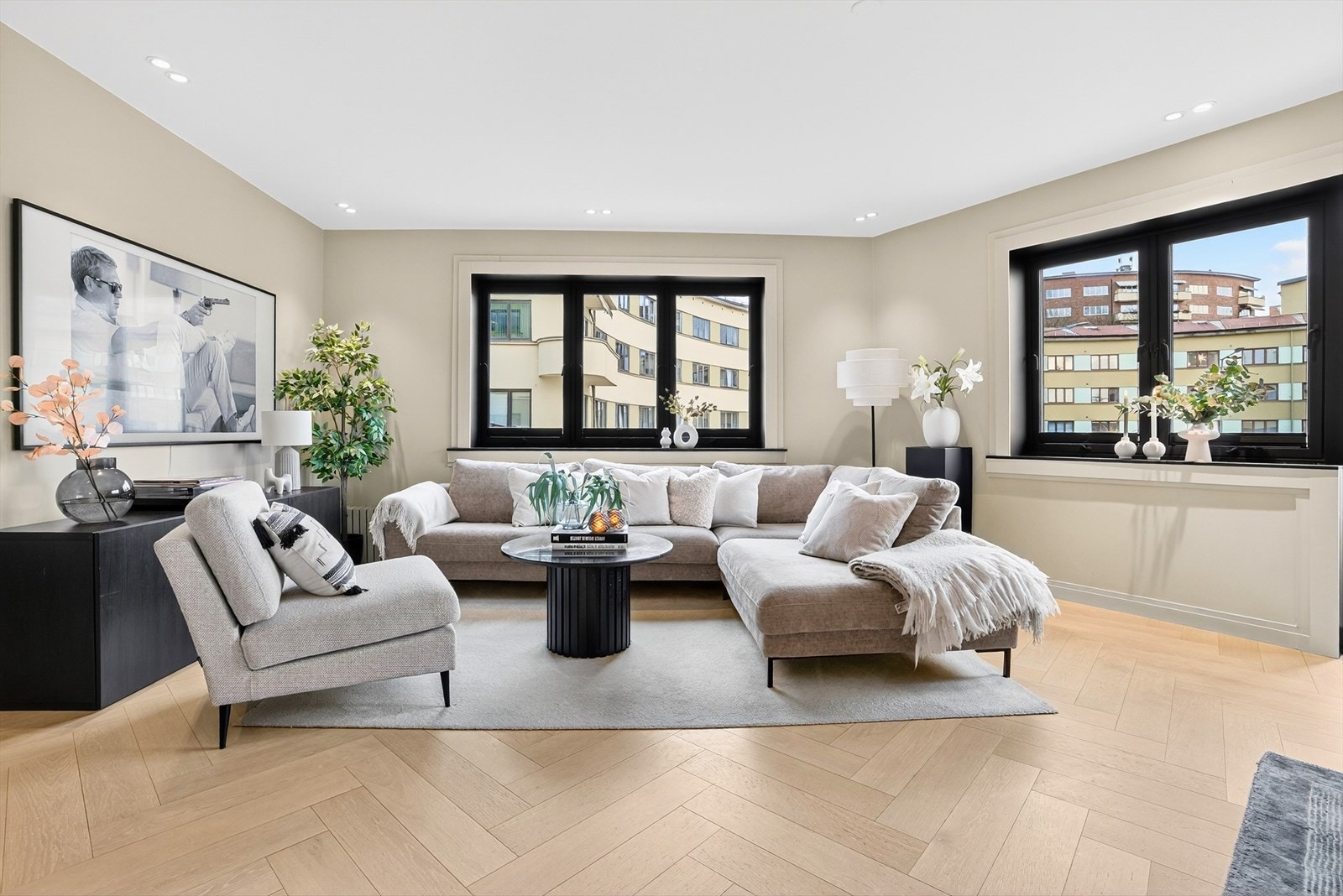 Stuens utforming muliggjør flere alternative møbleringsformer Galleribilde