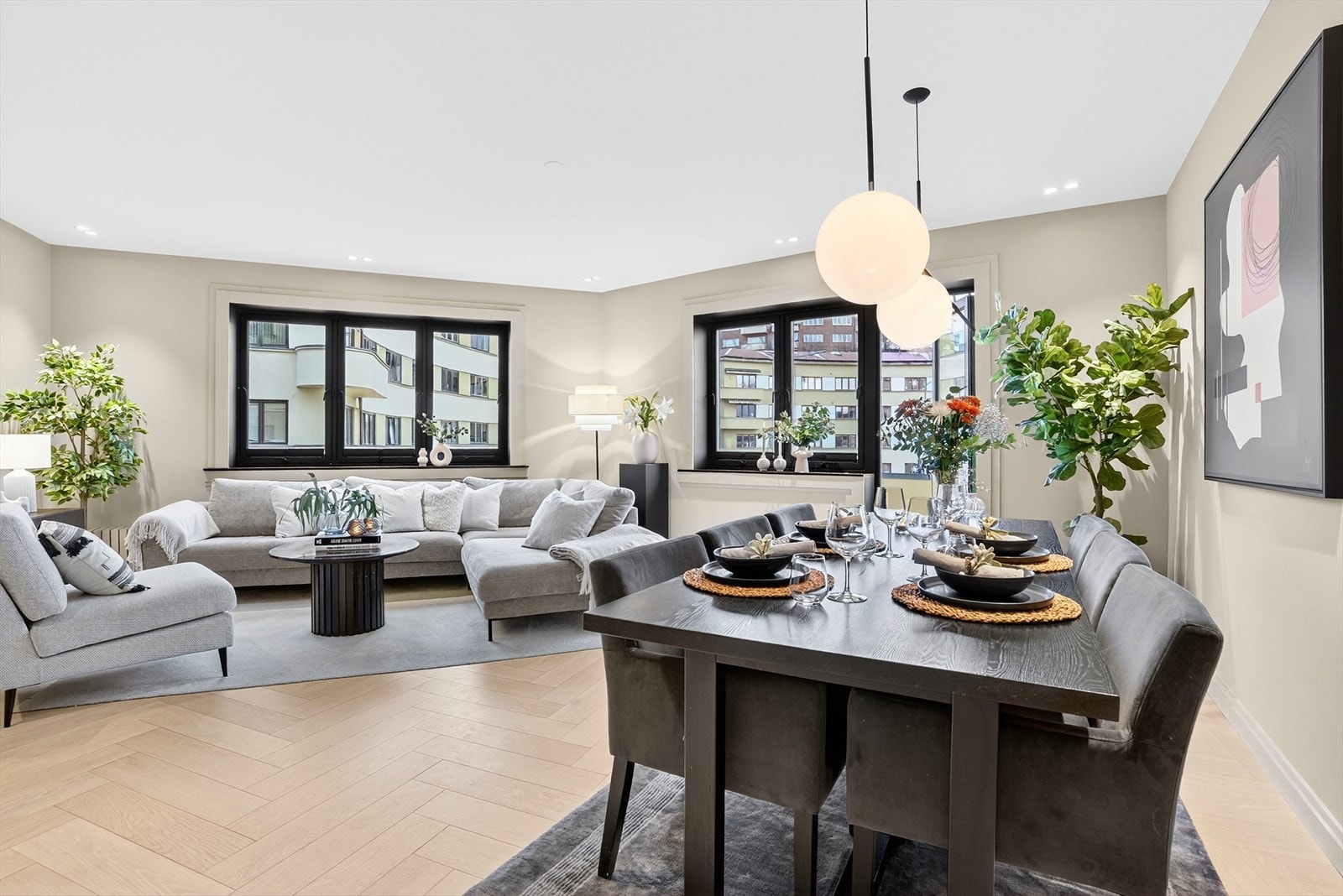 Spiseavdelingen knytter stuen og kjøkkenet sammen Galleribilde