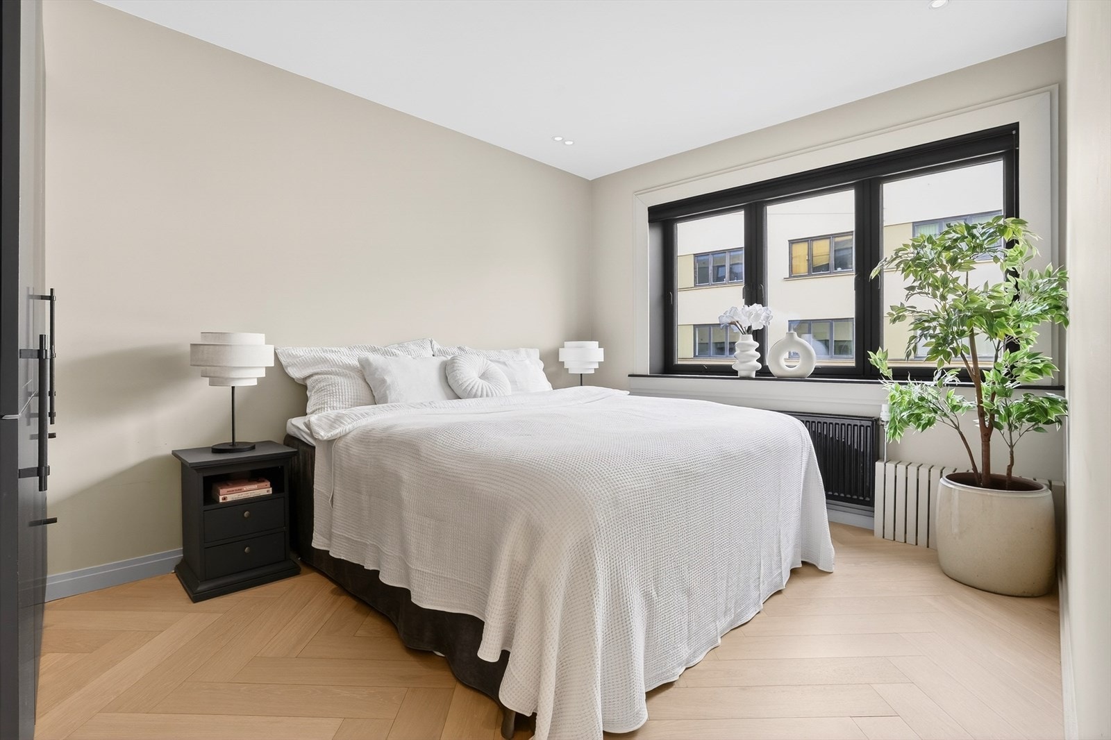 På hovedsoverommet er det god plass til dobbeltseng, nattbord på begge sider samt øvrig soveromsmøblement Galleribilde