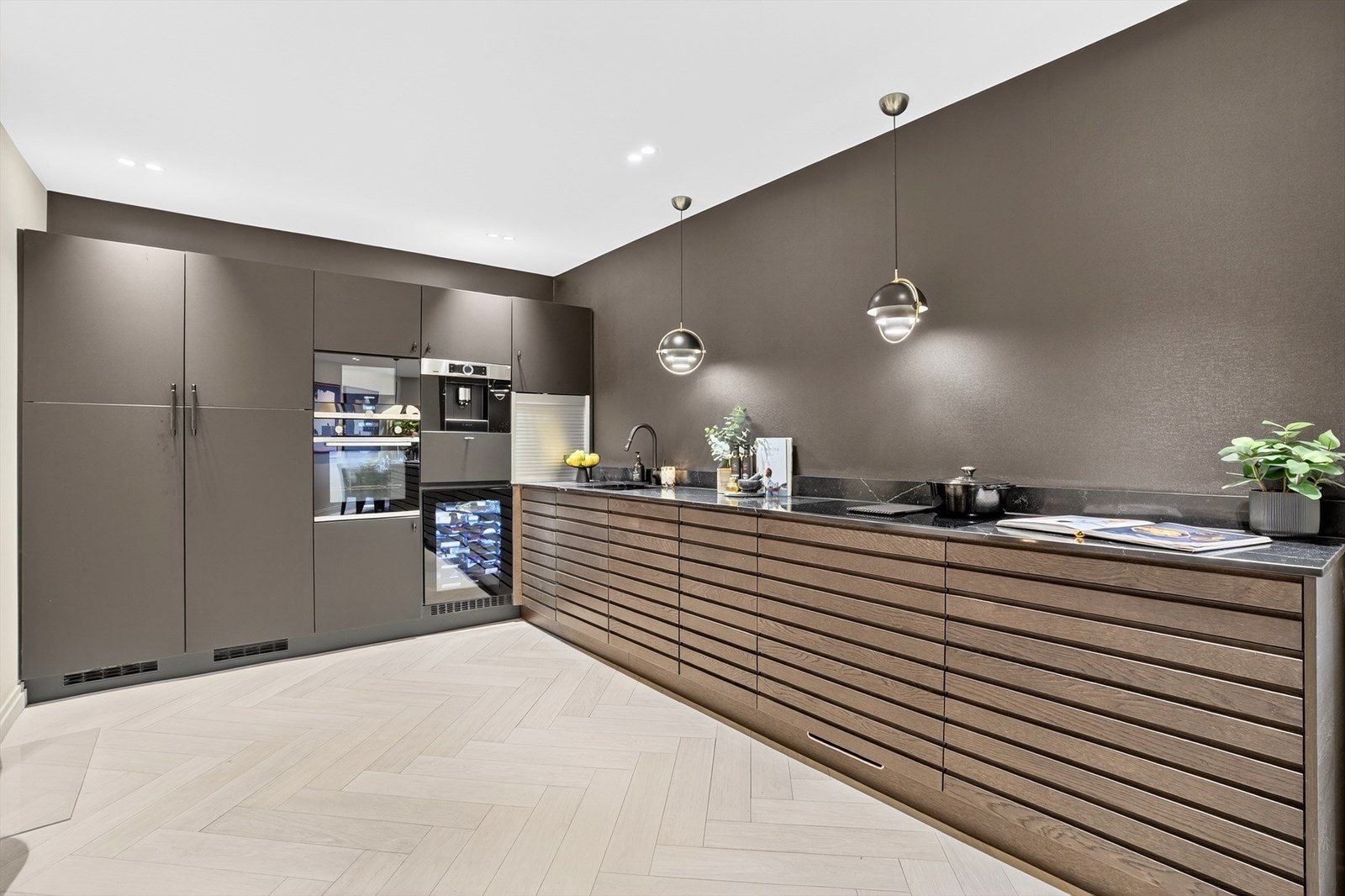 Kjøkkenet har godt med skap- og benkeplass. Benkeplate i naturstein med 3 integrerte stikkontakter. Platetopp med integrert ventilator Galleribilde