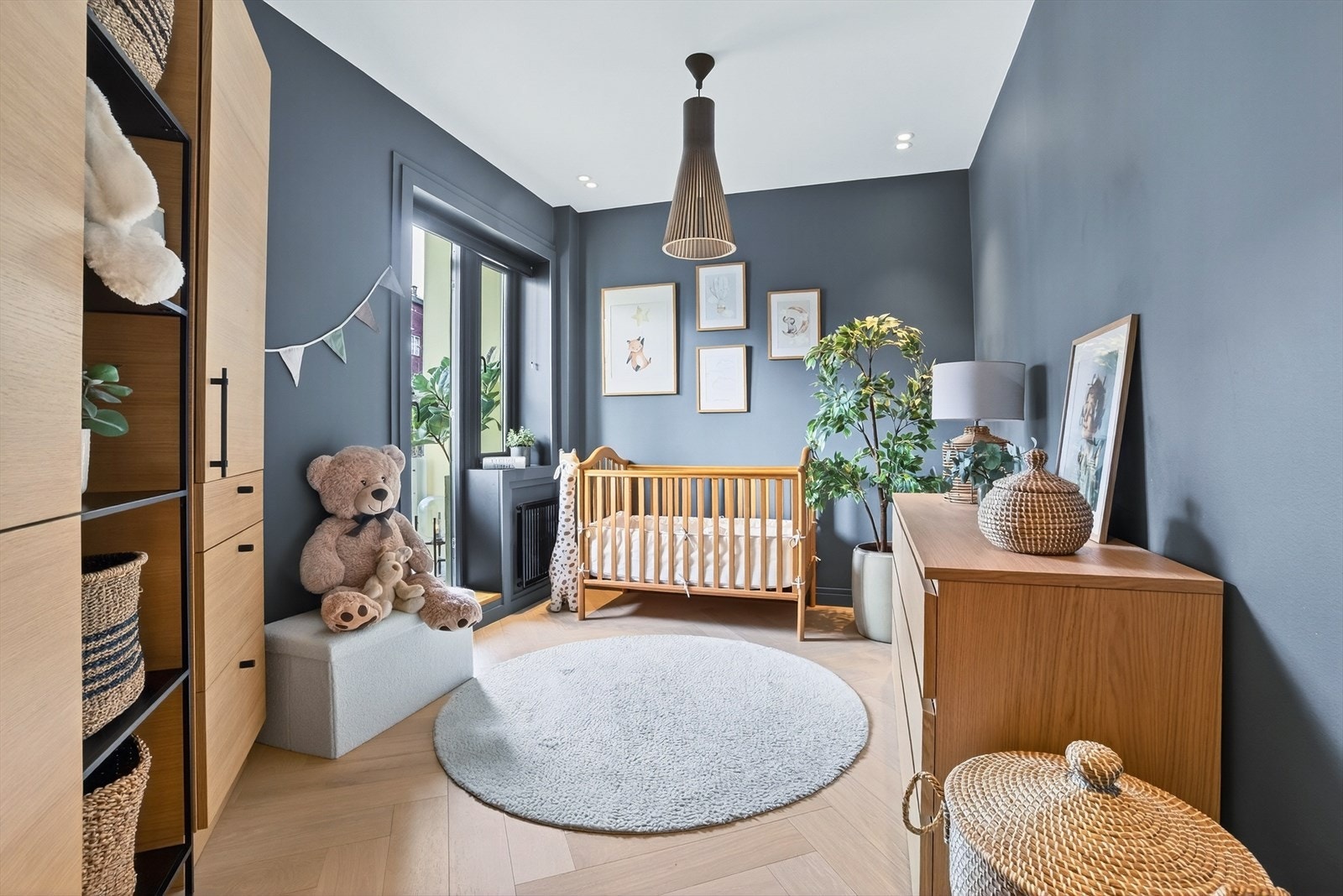 Her får du en mellomgang med lagringsplass, samt effektivt soverom/barnerom/hjemmekontor Galleribilde