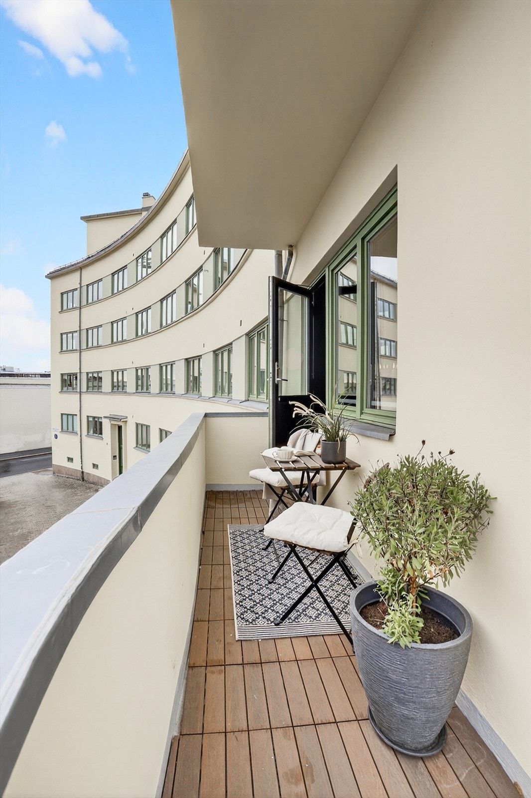 Balkongen er sørøstvendt og måler 4 kvm. Galleribilde