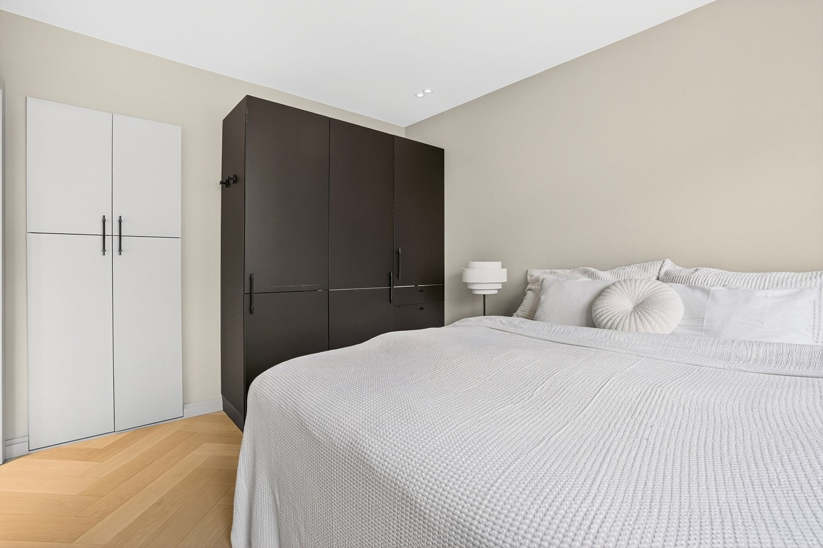 Godt med skapplass på soverommet Galleribilde