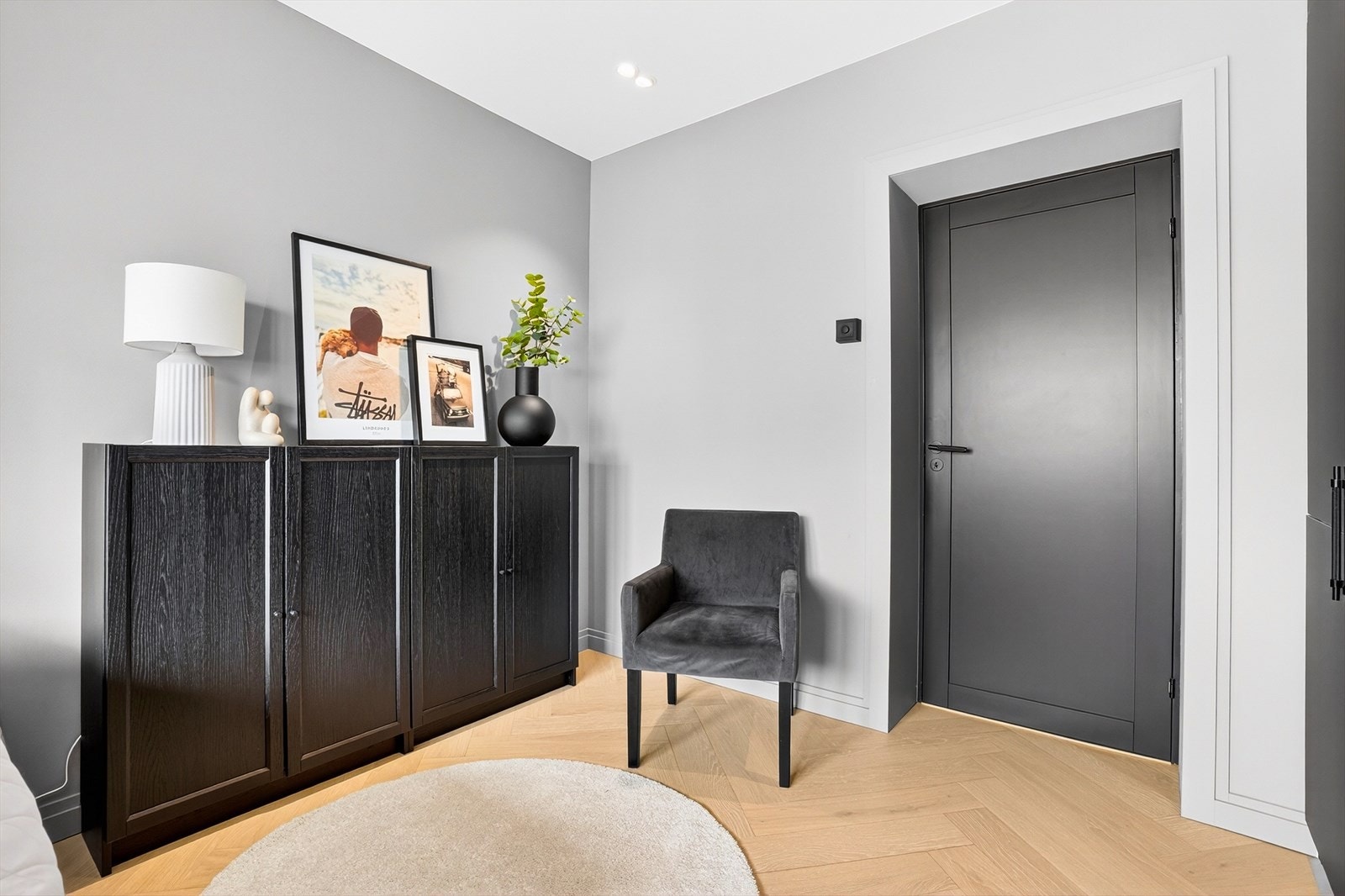 Her er det god plass til diverse soveromsmøblement samt godt med garderobeplass Galleribilde