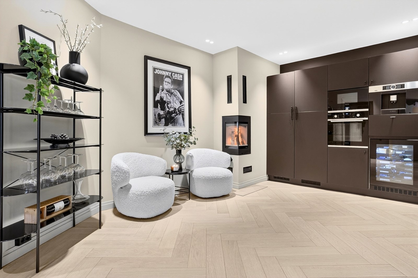 Lekkert KVIK-kjøkken fra 2022. Kjøkkenet har integrerte hvitevarer i form av hel kjøl, hel frys, kaffemaskin, vinskap, mikrobølgeovn, ovn og oppvaskmaskin Galleribilde