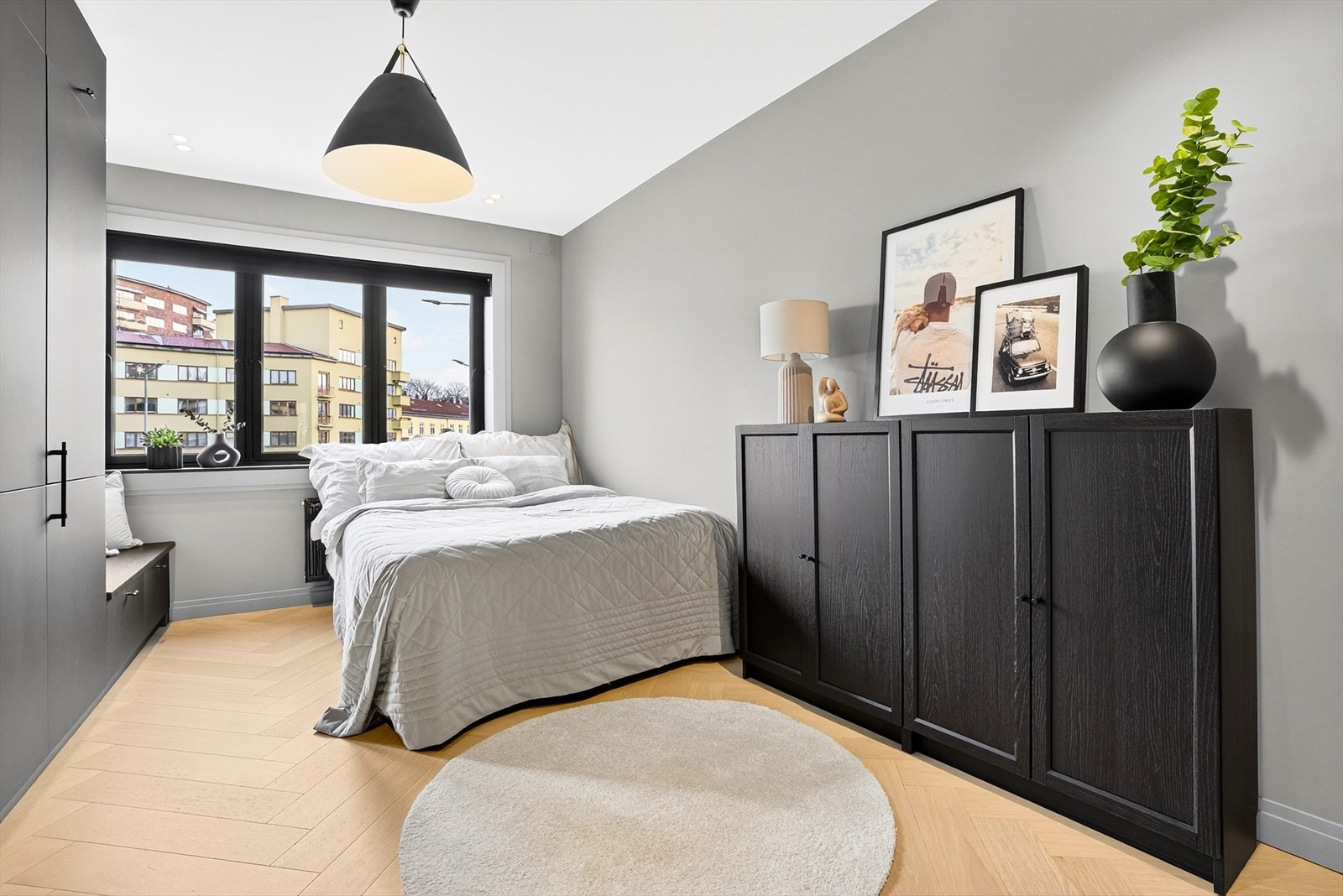 Soverom II har tilgang fra entréen. I tilknytning til garderobeskapet er det laget en nisje med sittebenk. Rommet har flere bruksmuligheter og benyttes i dag som gjesterom og kontor Galleribilde