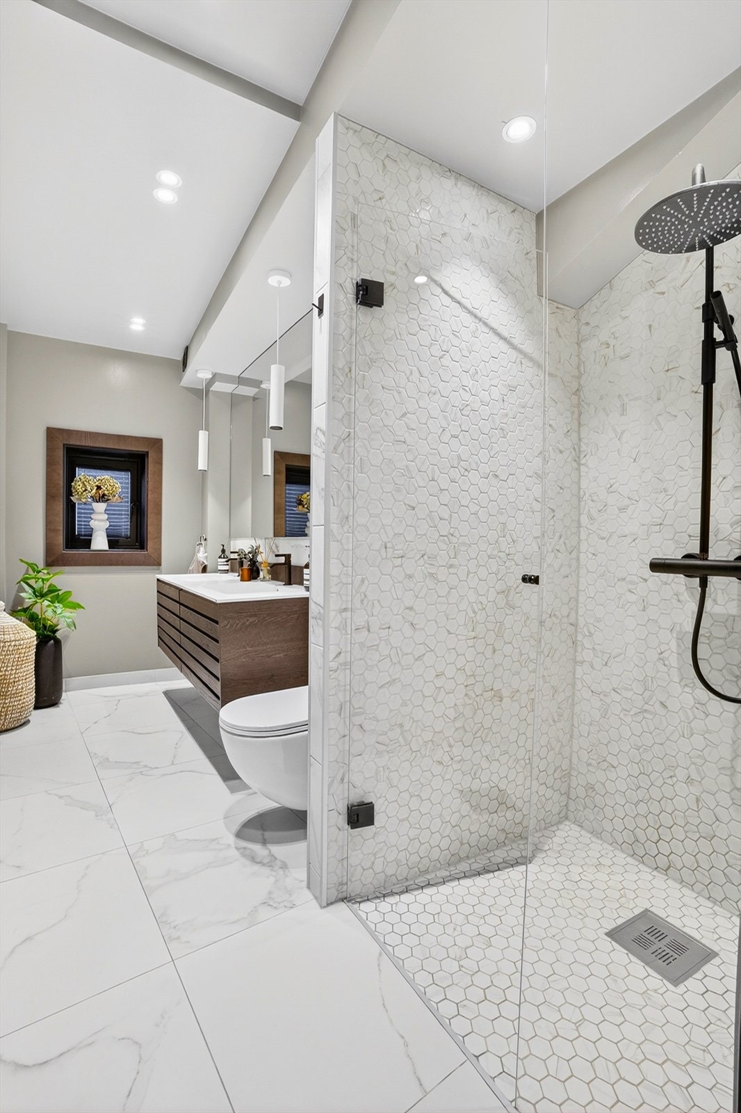 Egen dusjsone med regnsfallsdusj Galleribilde