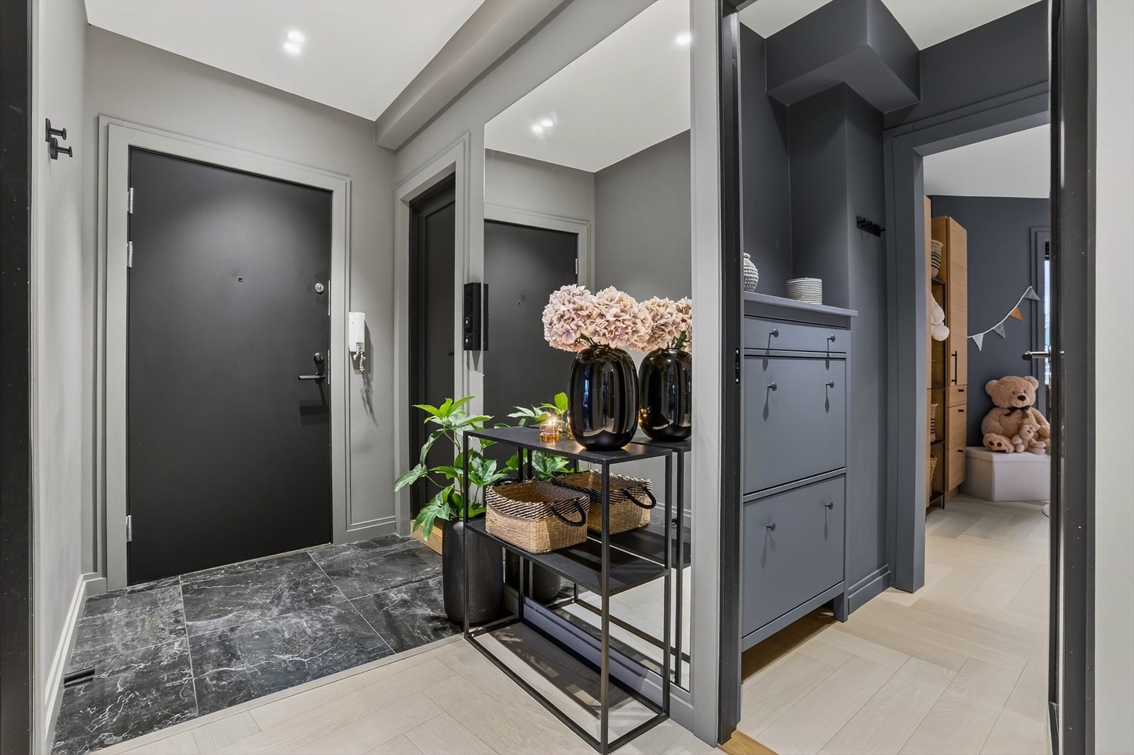 Velkommen inn! I entréen er det god plass til å henge fra seg yttertøy og sette fra seg sko Galleribilde