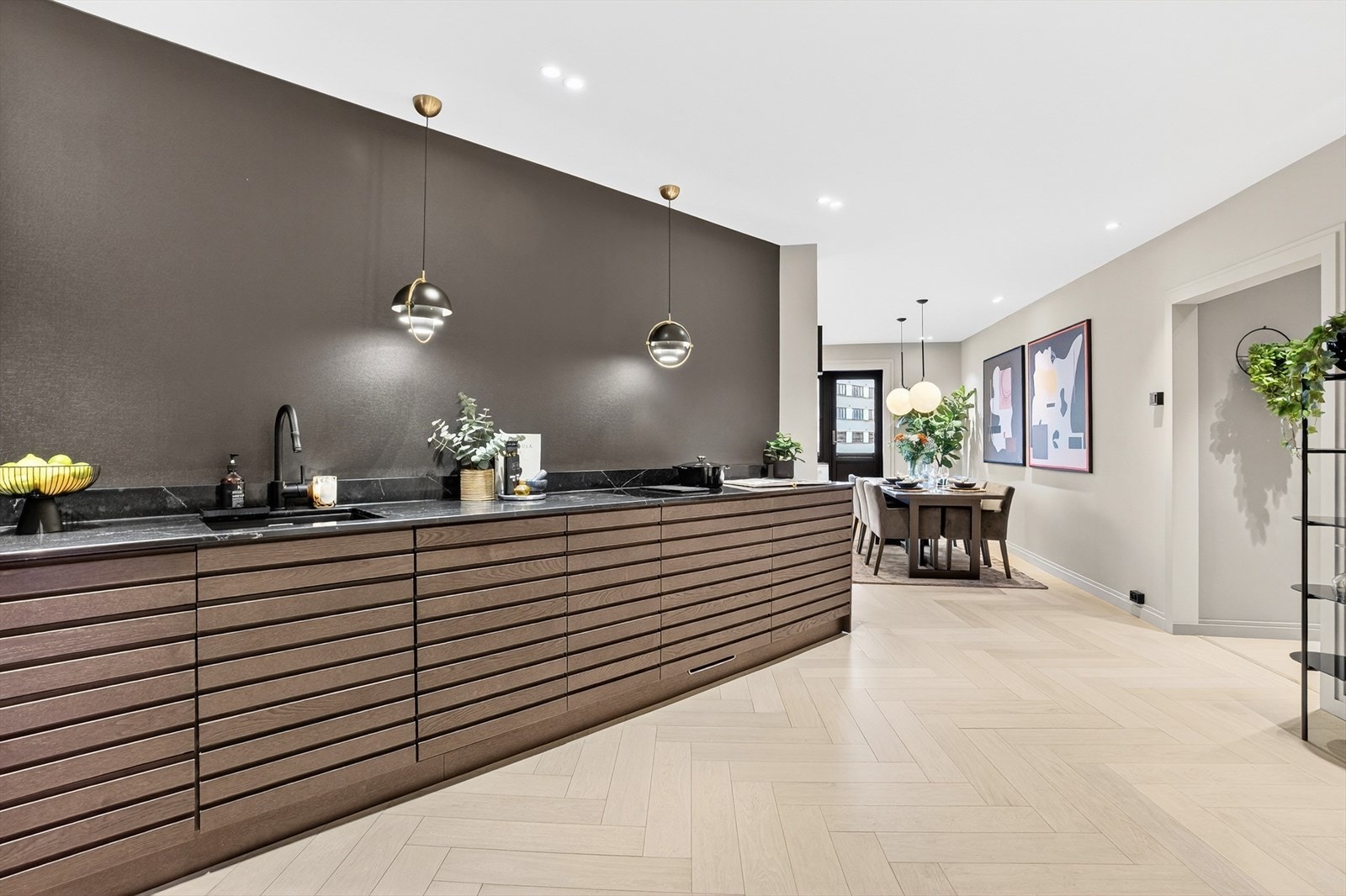 Downlights i himling og naturlig belysning fra vinduene stue/spiseavdeling Galleribilde