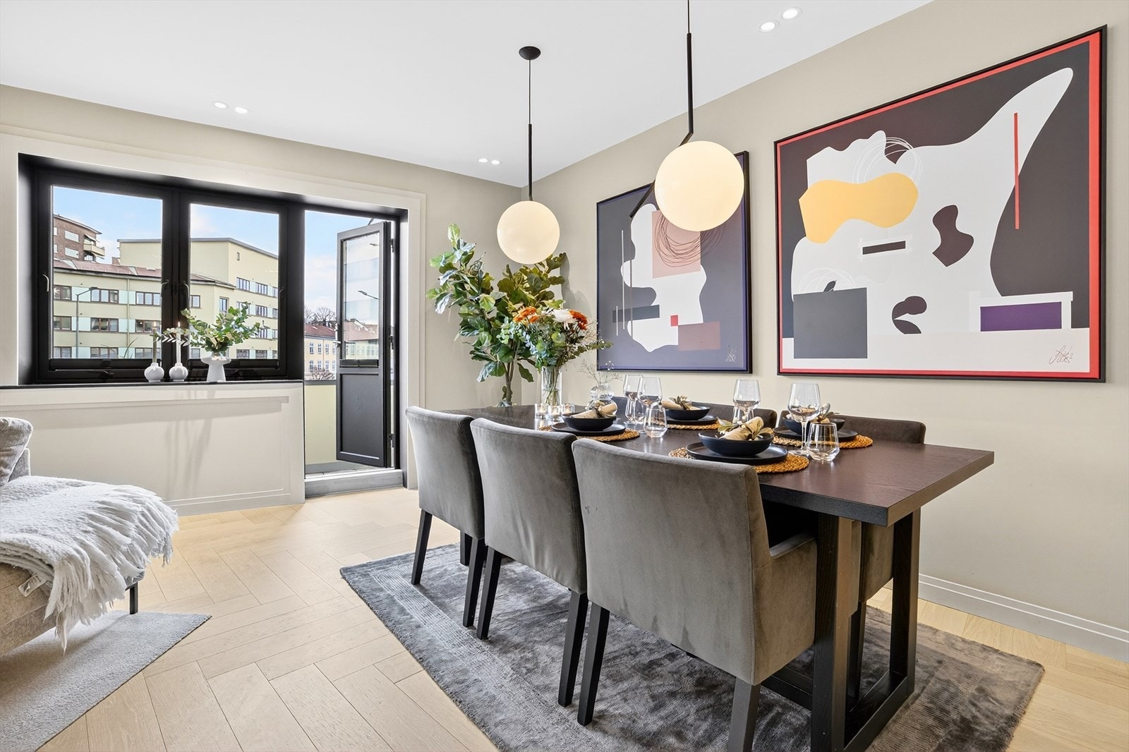 Fra stuen er det utgang til én av boligens balkonger Galleribilde