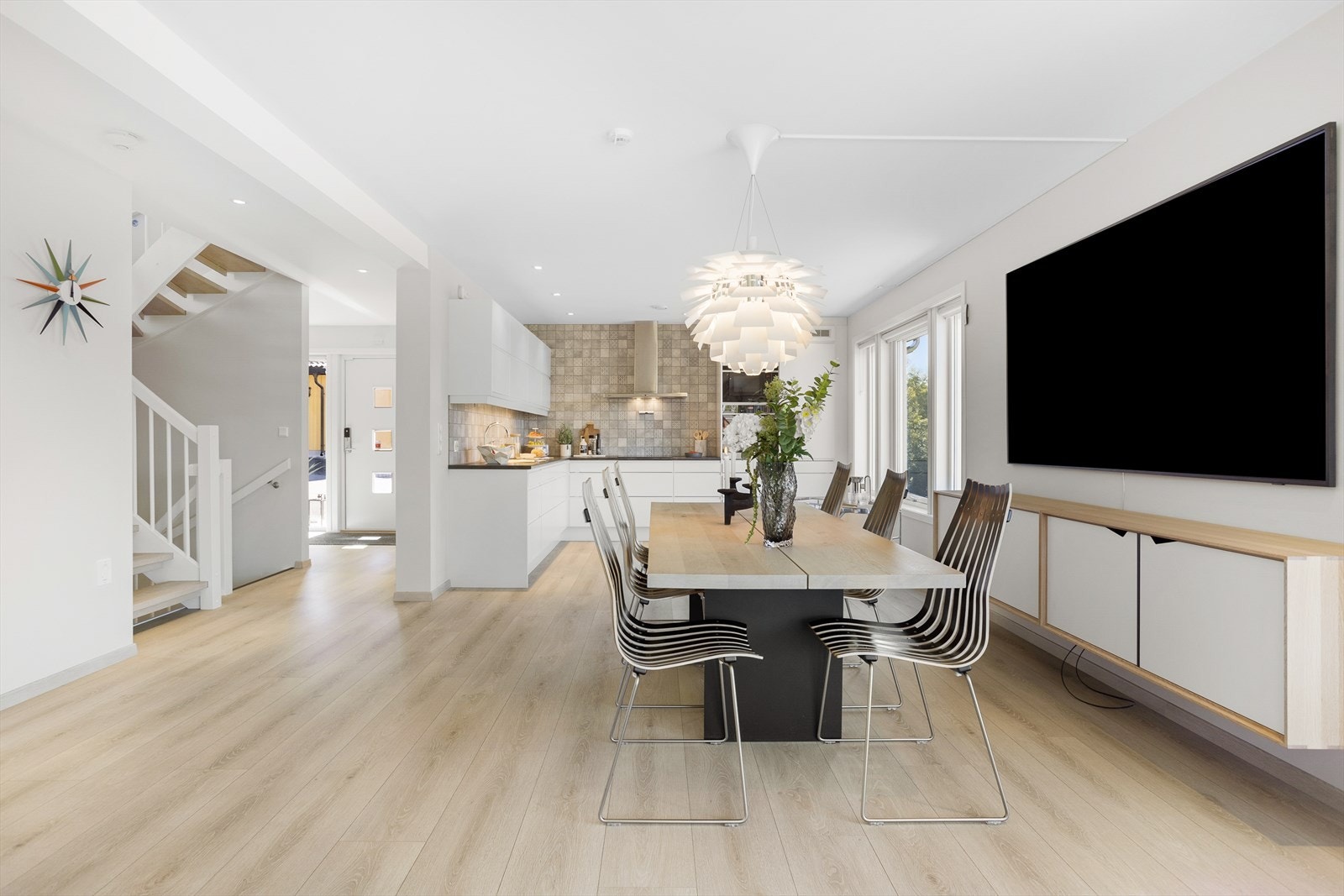 Det er god plass til stort langbord i spisestuen Galleribilde