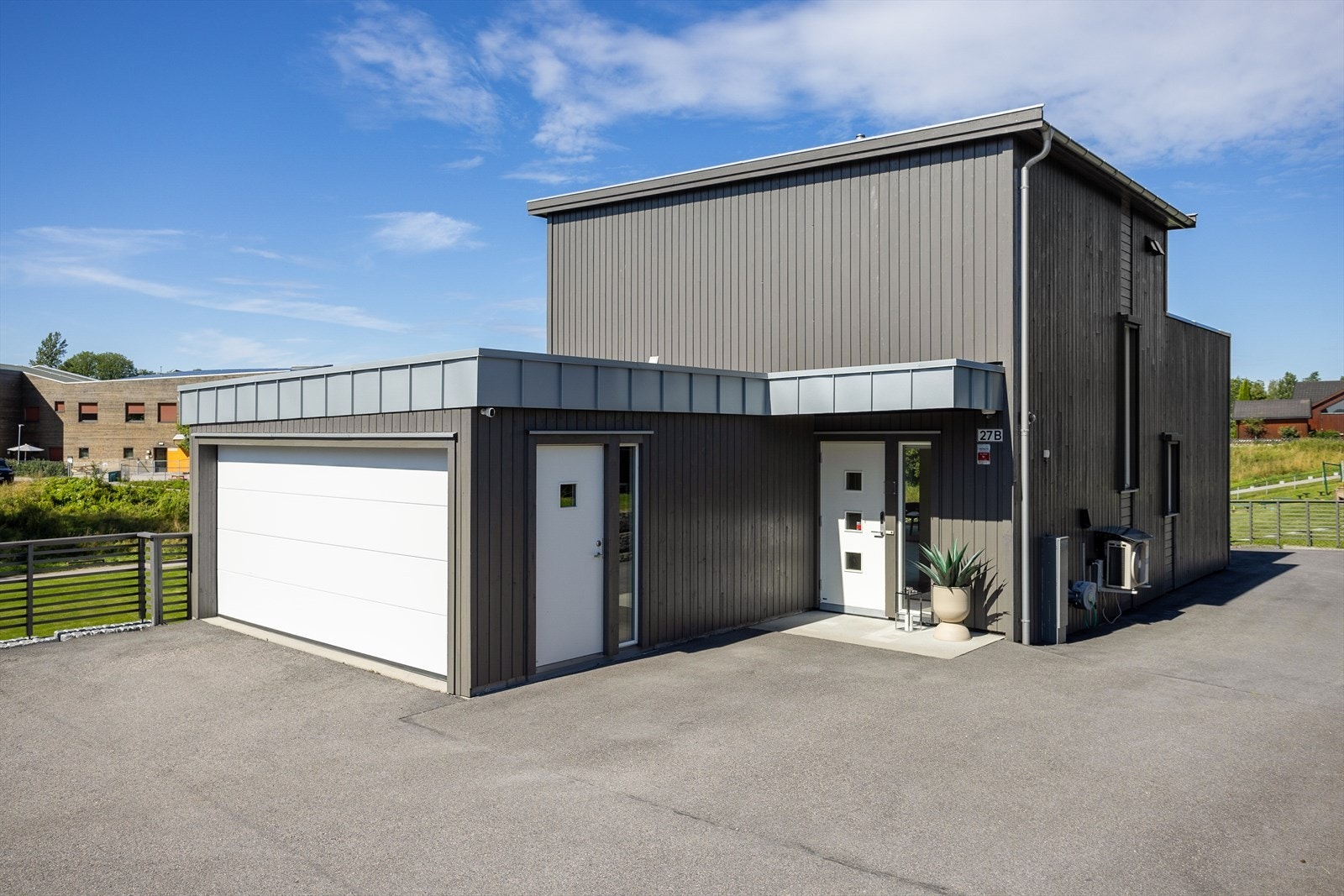 Gode parkeringsmuligheter i dobbel garasje samt i egen gårdsplass Galleribilde