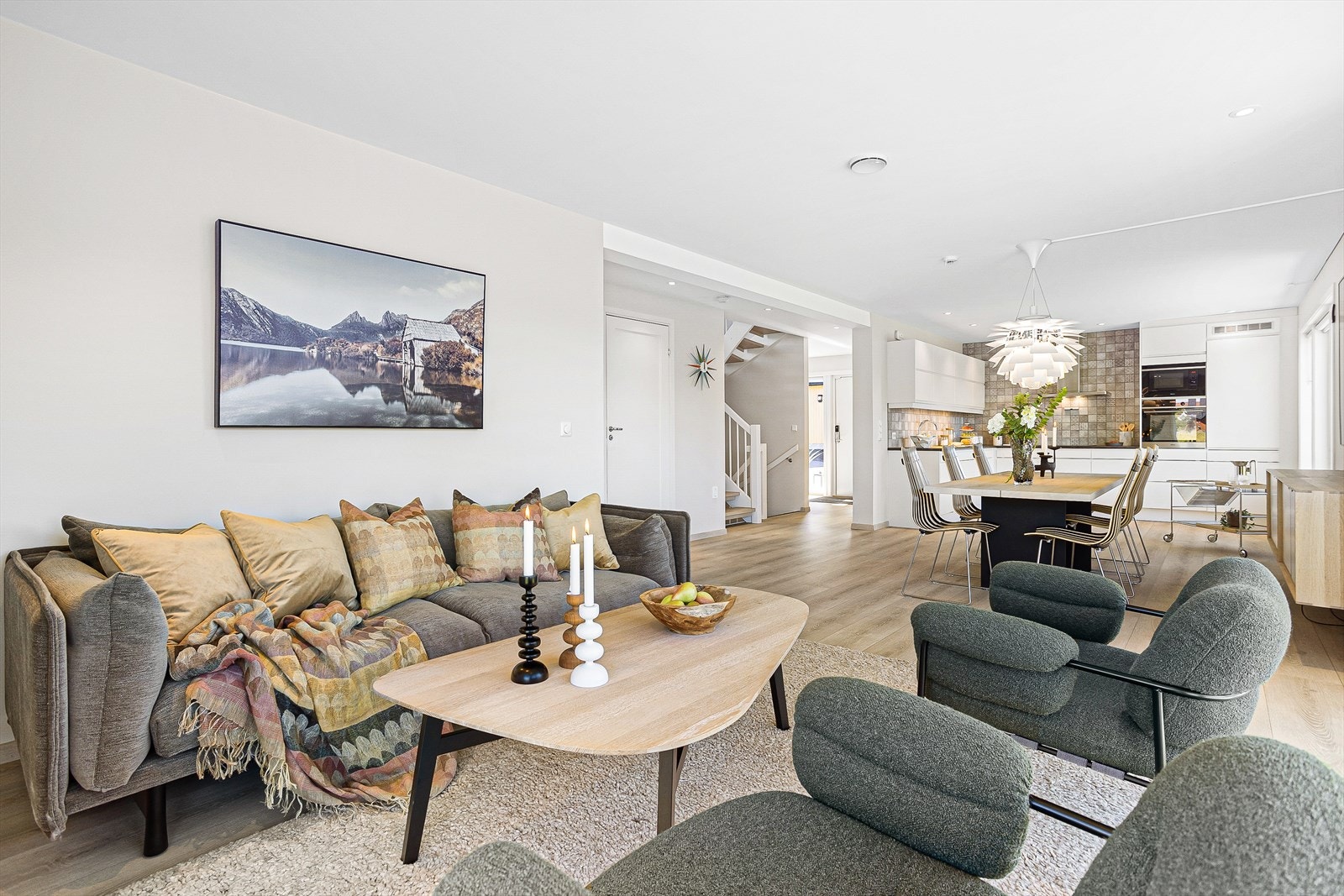 Lys og innbydende stue med gode møbleringsalternativ Galleribilde