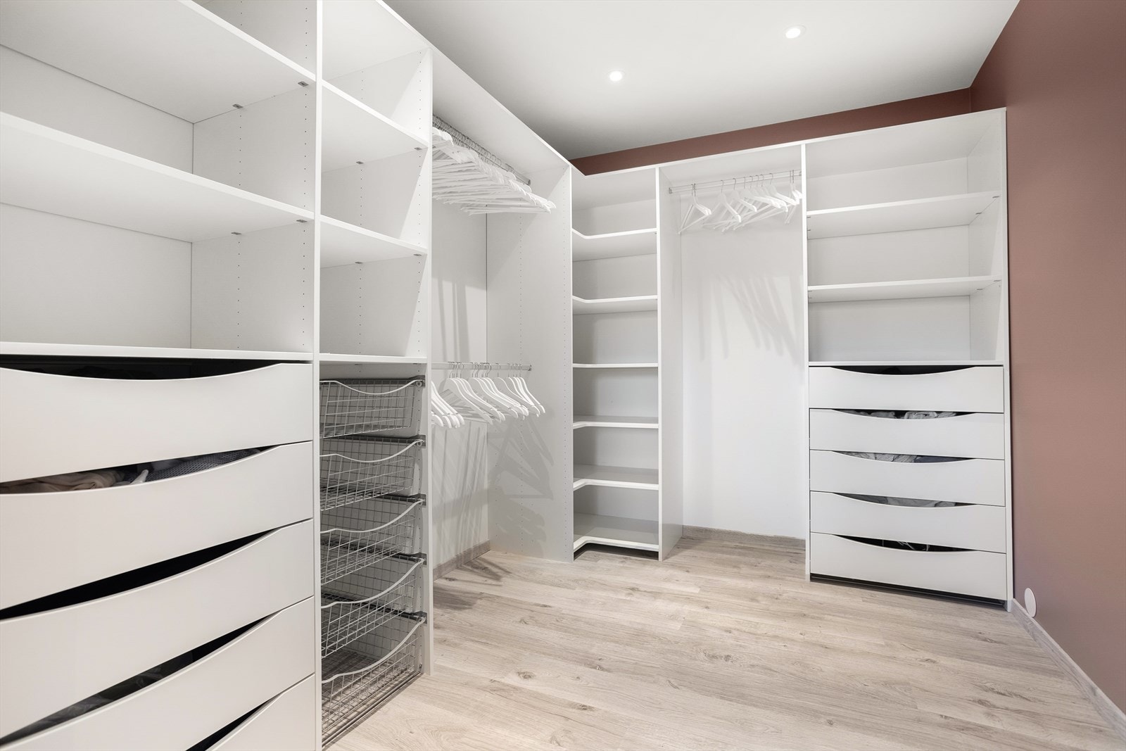 Walk in closet er innredet med stor garderobeløsning Galleribilde