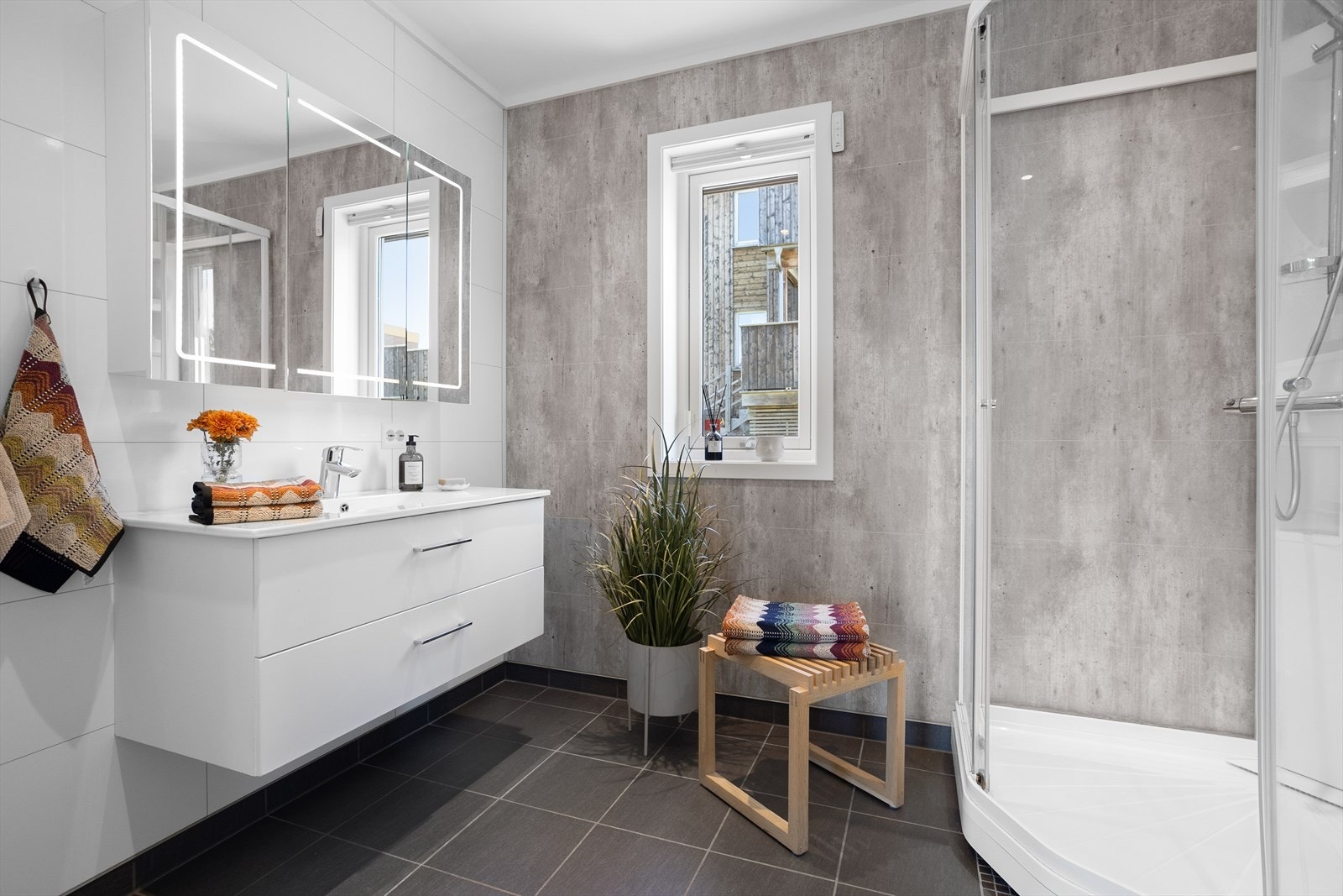 Det er to lekre baderom i denne boligen - baderommet i hovedetasjen har dusjkabinett Galleribilde